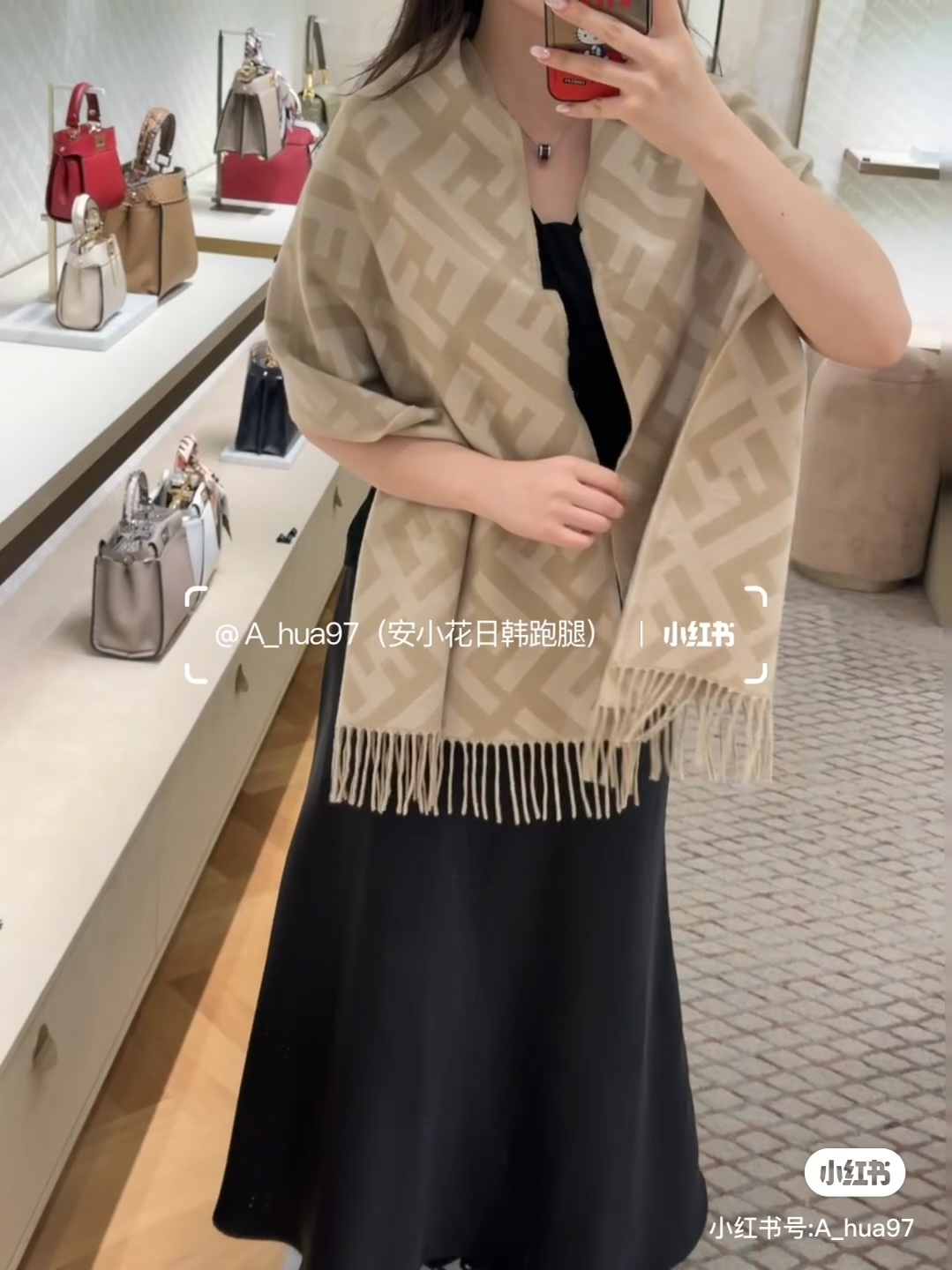 NO:603821,Free purchase of mixed velvet version  The most popular Fendi scarf this year is the presbyopic FF lettered scarf that is being snatched up all over the world. The main limited edition is large and the best. It is also a good thing that is hard to buy even if you have money. It is a serious good thing. The real material is exactly the same. It is said that many counters are out of stock for this kind of very raw material. It is really versatile and gives you a good upper body breath.  The quality UpUp is authentic. I pulled it out and compared it with ours. They are exactly the same. The labels, numbers, tags, and main labels are all exactly the same. Purchase and sell them on behalf of others. It’s fun to buy them. This is an export order from a Hong Kong company. It’s a surprise anyway. Don’t be too little. This kind of specification is getting rarer and rarer and is cherished. The aura of the upper body effect is very powerful!  Purely hand-combed. Absolutely heavyweight!  Different from the structure of the desired scarf, the effect of this scarf is very special. It feels soft and has texture, the yarn is detailed and distinct, and the pattern is very stylish. If you take a photo with a mobile phone, it will amaze the audience. The high-density and meticulous workmanship of big-name things is really exquisite and ingenious. Specifications: cashmere [original fabric] 45170cm... High version scarf, high version scarf, fendi19860909免代购混绒版本 极品Fendi今年最火的围巾全世界都在抢的老花FF字母款主打的限量大极品专柜也是有钱也很难买到的好玩意儿正儿八经的好东西,真材实料一模一样,这样的一条非常耗原料据说目前很多专柜断货~~真的相当的百搭,上身气质UpUp有正品的拉出来再对比下我们的,简直一模一样,标签编号吊牌主标什么的都是一模一样代购卖＋,买到偷着乐吧,这是一个香港公司的出口订单总之是惊喜.不要嫌少,这种规格越来越少且珍惜.上身效果气场非常强大！纯手工精梳处理.绝对是重磅！不同于希望的围巾组织构造,这款围巾的效果很特别,手感柔软成色有质感,纱线细致分明,版型更是非常有型,用手机拍出来都能惊艳全场高密度精工细作大牌的东西真的非常考究,匠心之作.规格:羊绒【原版面料】 45170cm….高版本围巾,高版本围巾,fendi,scarf