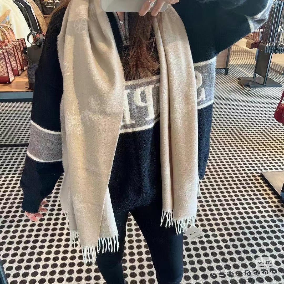 蔻驰新款到！Coach爆款！披肩也太好看了吧！不仅有颜值还有品质，手感超级软糯和舒服，尺寸195×53c