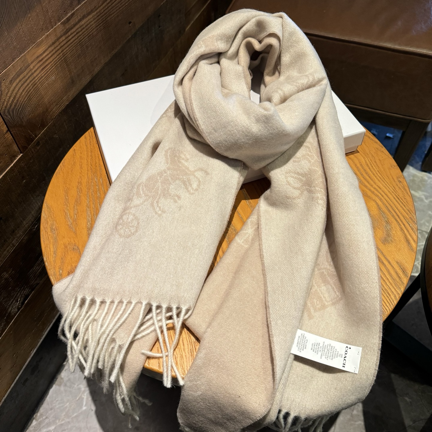 蔻驰新款到！Coach爆款！披肩也太好看了吧！不仅有颜值还有品质，手感超级软糯和舒服，尺寸195×53c