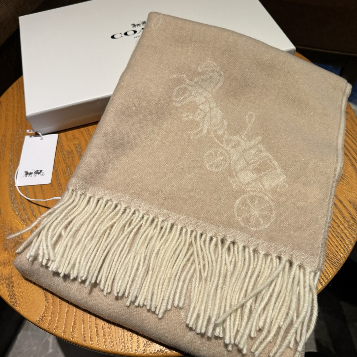 蔻驰新款到！Coach爆款！披肩也太好看了吧！不仅有颜值还有品质，手感超级软糯和舒服，尺寸195×53c