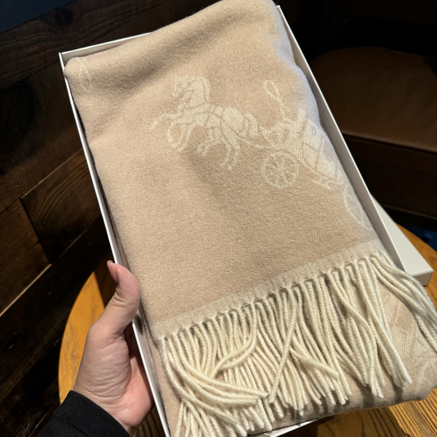 蔻驰新款到！Coach爆款！披肩也太好看了吧！不仅有颜值还有品质，手感超级软糯和舒服，尺寸195×53c