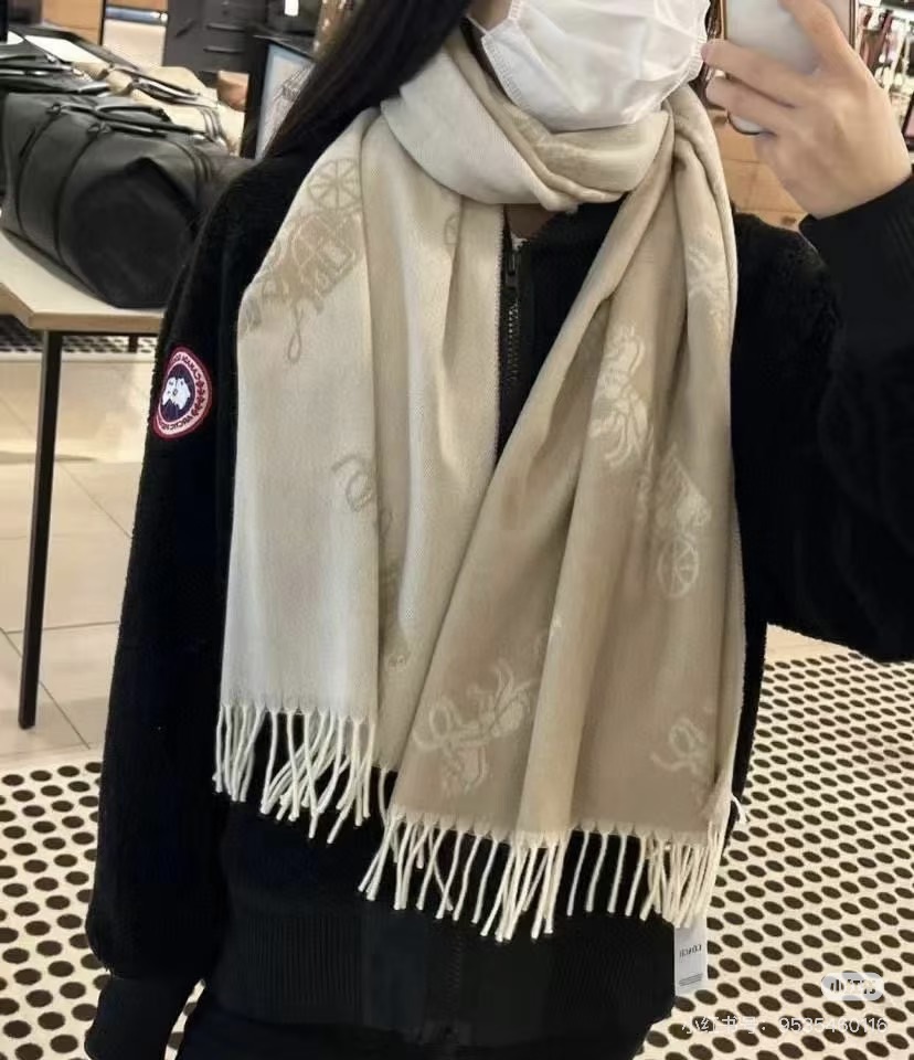 蔻驰新款到！Coach爆款！披肩也太好看了吧！不仅有颜值还有品质，手感超级软糯和舒服，尺寸195×53c