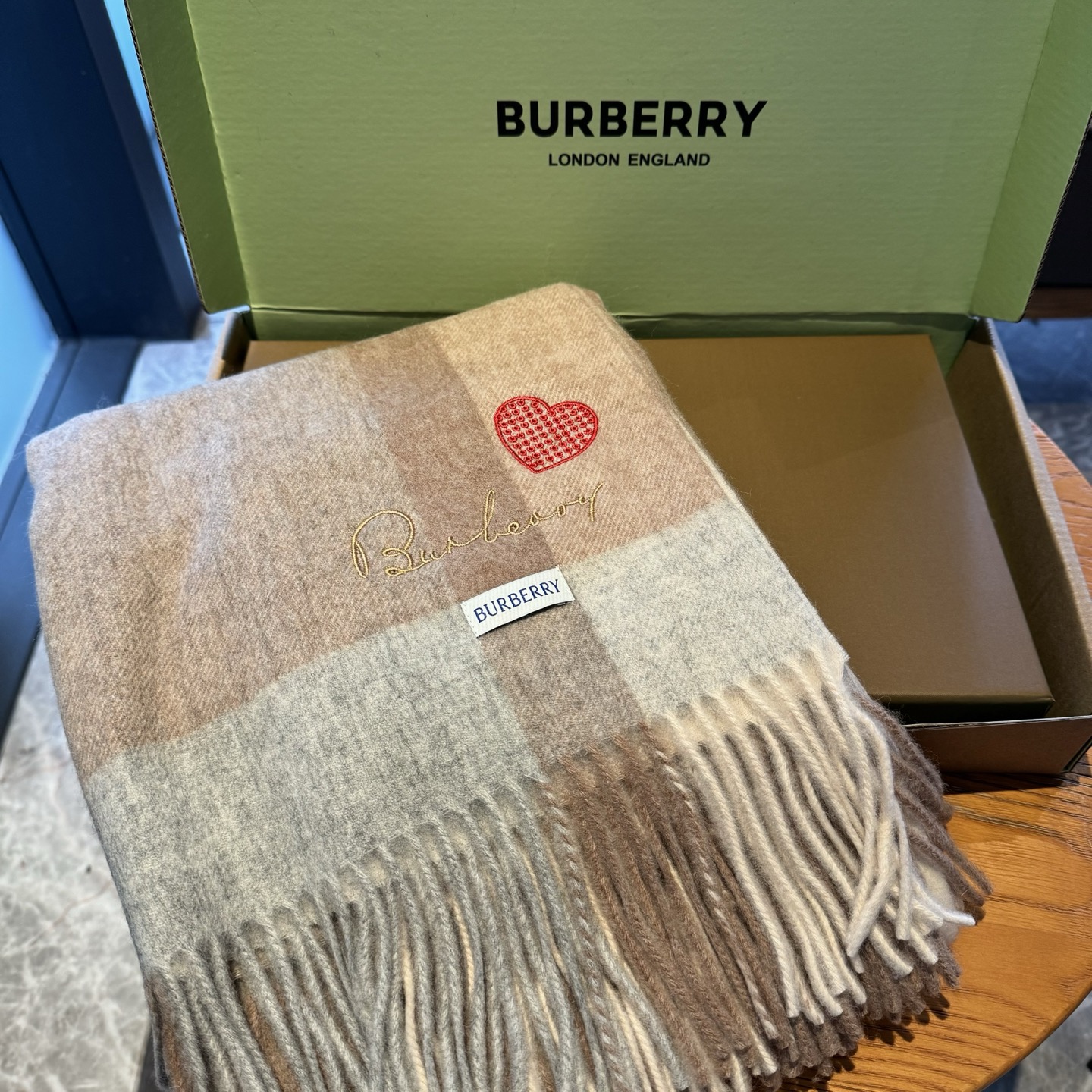 🆕Burberry ·巴宝莉爱心款💗❗️大B家新品围巾披肩‮磅重‬来了❗️bur原单殿堂‮皇级‬室最新款