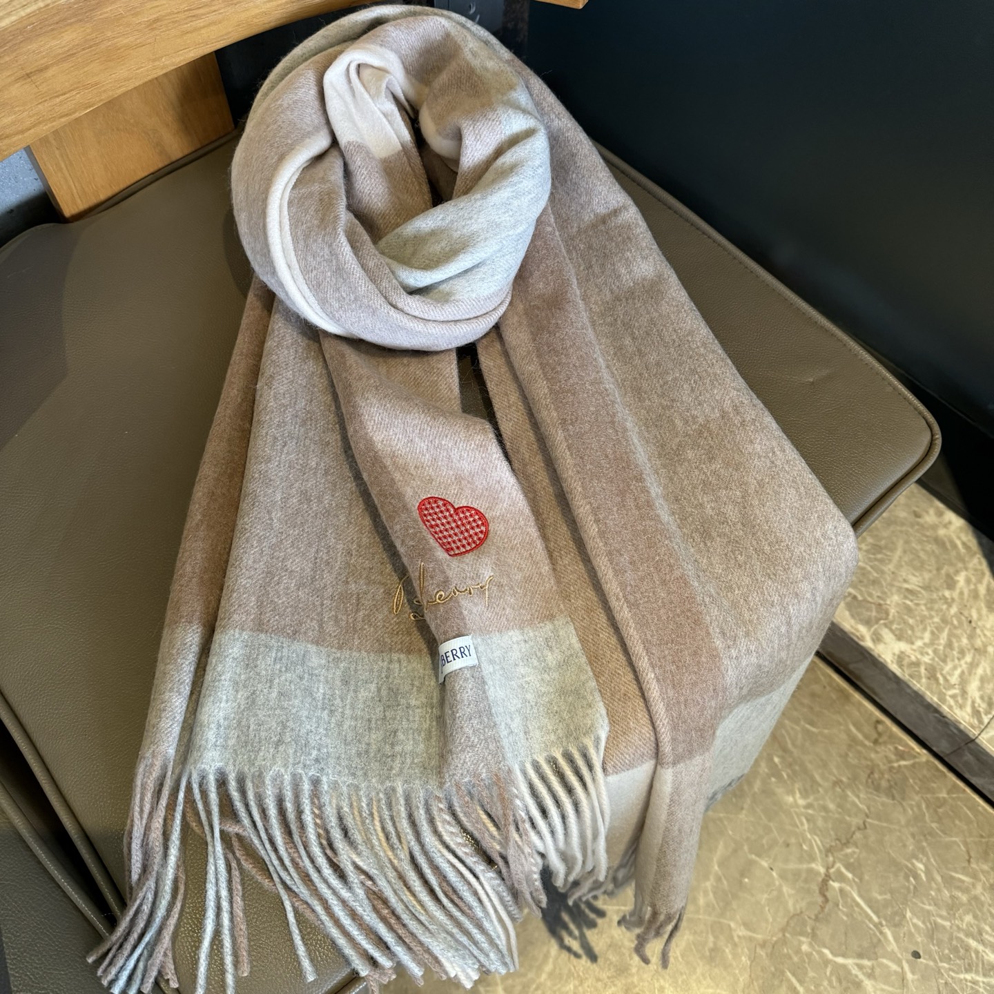 🆕Burberry ·巴宝莉爱心款💗❗️大B家新品围巾披肩‮磅重‬来了❗️bur原单殿堂‮皇级‬室最新款