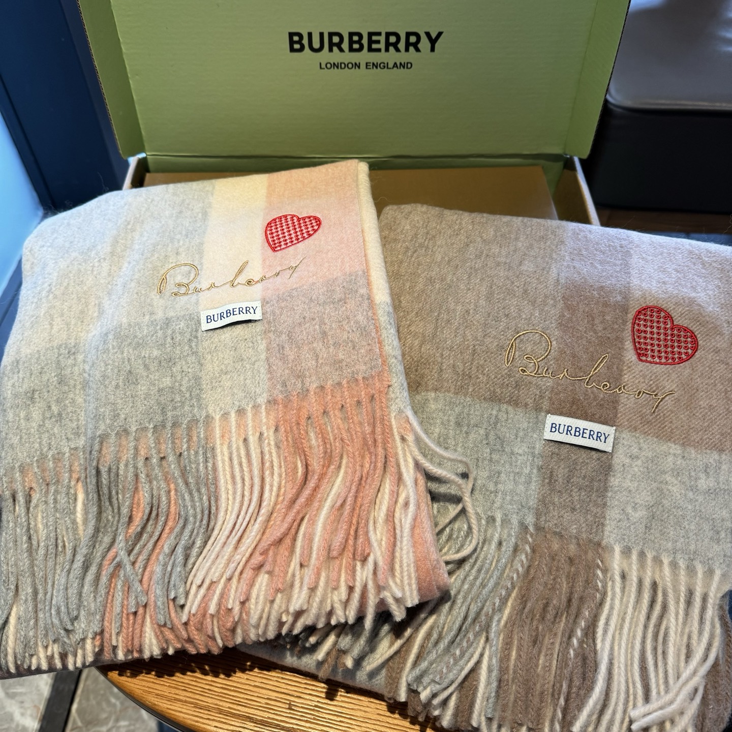 🆕Burberry ·巴宝莉爱心款💗❗️大B家新品围巾披肩‮磅重‬来了❗️bur原单殿堂‮皇级‬室最新款