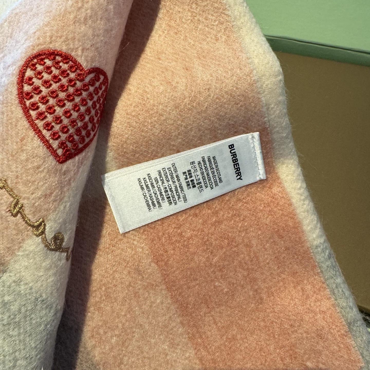 Burberry 巴宝莉爱心款 大B家新品围巾披肩‮磅重‬来了 bur 殿堂‮皇级‬室最新款 专‮在柜‬售16000+