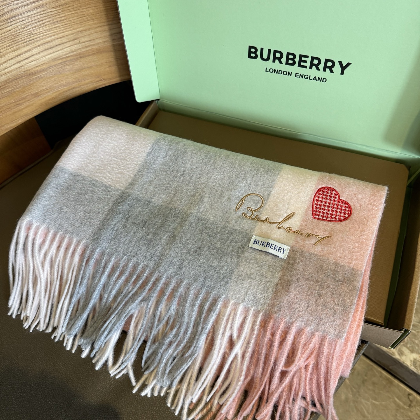 🆕Burberry ·巴宝莉爱心款💗❗️大B家新品围巾披肩‮磅重‬来了❗️bur原单殿堂‮皇级‬室最新款
