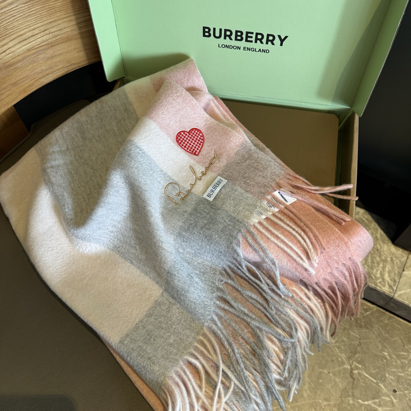🆕Burberry ·巴宝莉爱心款💗❗️大B家新品围巾披肩‮磅重‬来了❗️bur原单殿堂‮皇级‬室最新款