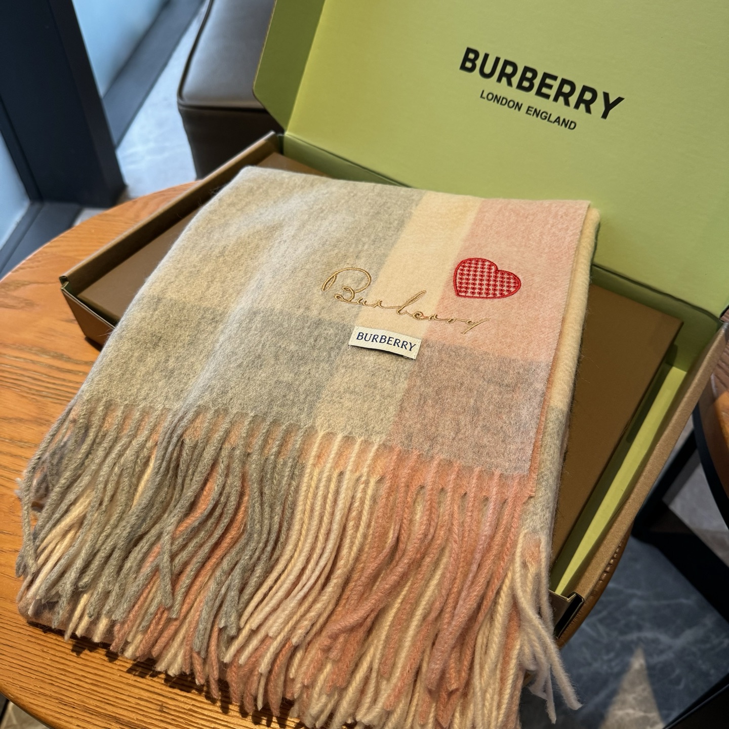 🆕Burberry ·巴宝莉爱心款💗❗️大B家新品围巾披肩‮磅重‬来了❗️bur原单殿堂‮皇级‬室最新款