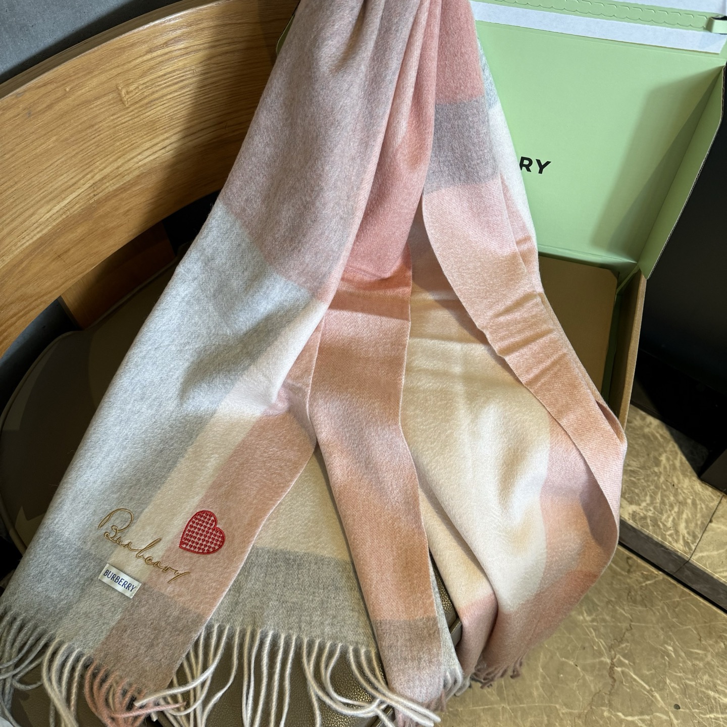 🆕Burberry ·巴宝莉爱心款💗❗️大B家新品围巾披肩‮磅重‬来了❗️bur原单殿堂‮皇级‬室最新款