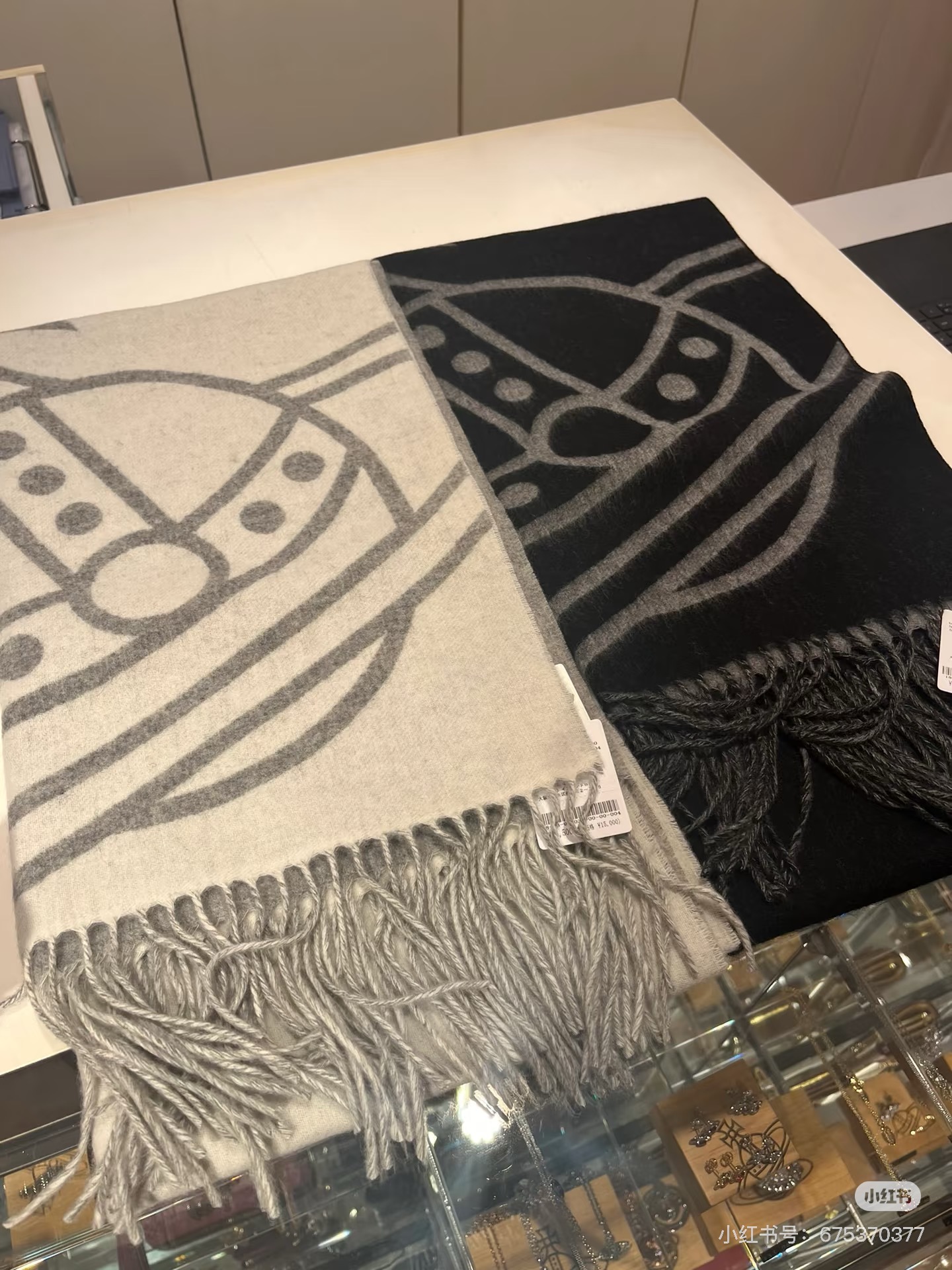 💟高品质到货！ 西太后超美新款双面围巾！超级推荐入手！质感好货！据说超难买哦！！做工非常精致，很有分量，