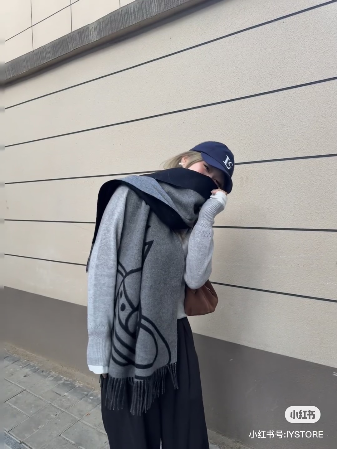 💟高品质到货！ 西太后超美新款双面围巾！超级推荐入手！质感好货！据说超难买哦！！做工非常精致，很有分量，