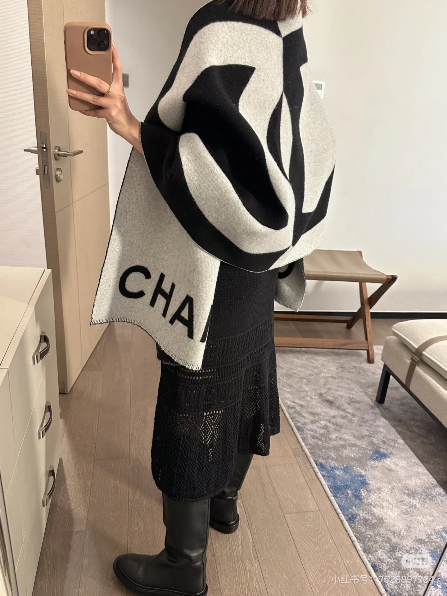 Chanel 美翻了[流泪]【大LOGO拼色长围巾]御用殿堂级极品小香!!新款专柜在售上身才会知道她的美