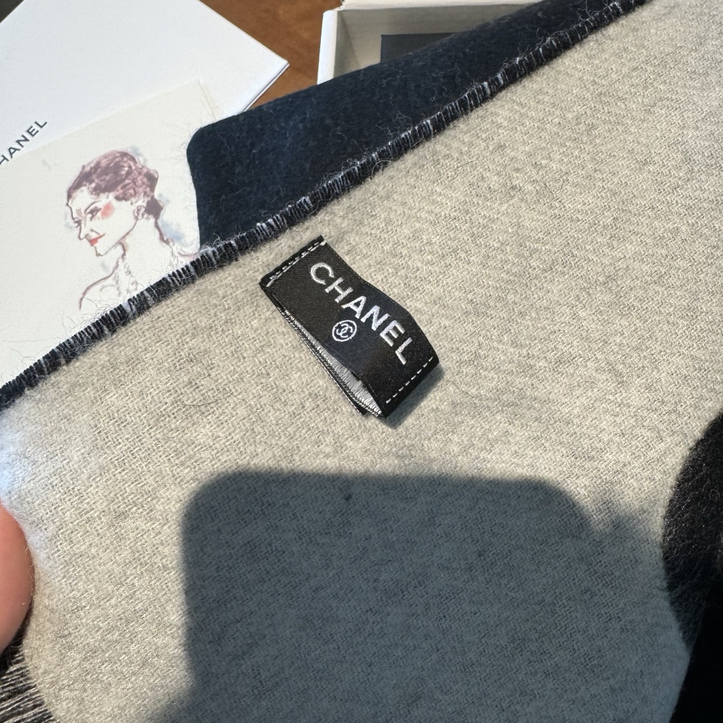 Chanel 美翻了[流泪]【大LOGO拼色长围巾]御用殿堂级极品小香!!新款专柜在售上身才会知道她的美