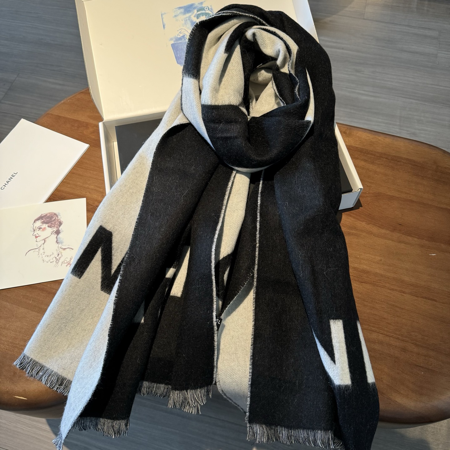 Chanel 美翻了[流泪]【大LOGO拼色长围巾]御用殿堂级极品小香!!新款专柜在售上身才会知道她的美