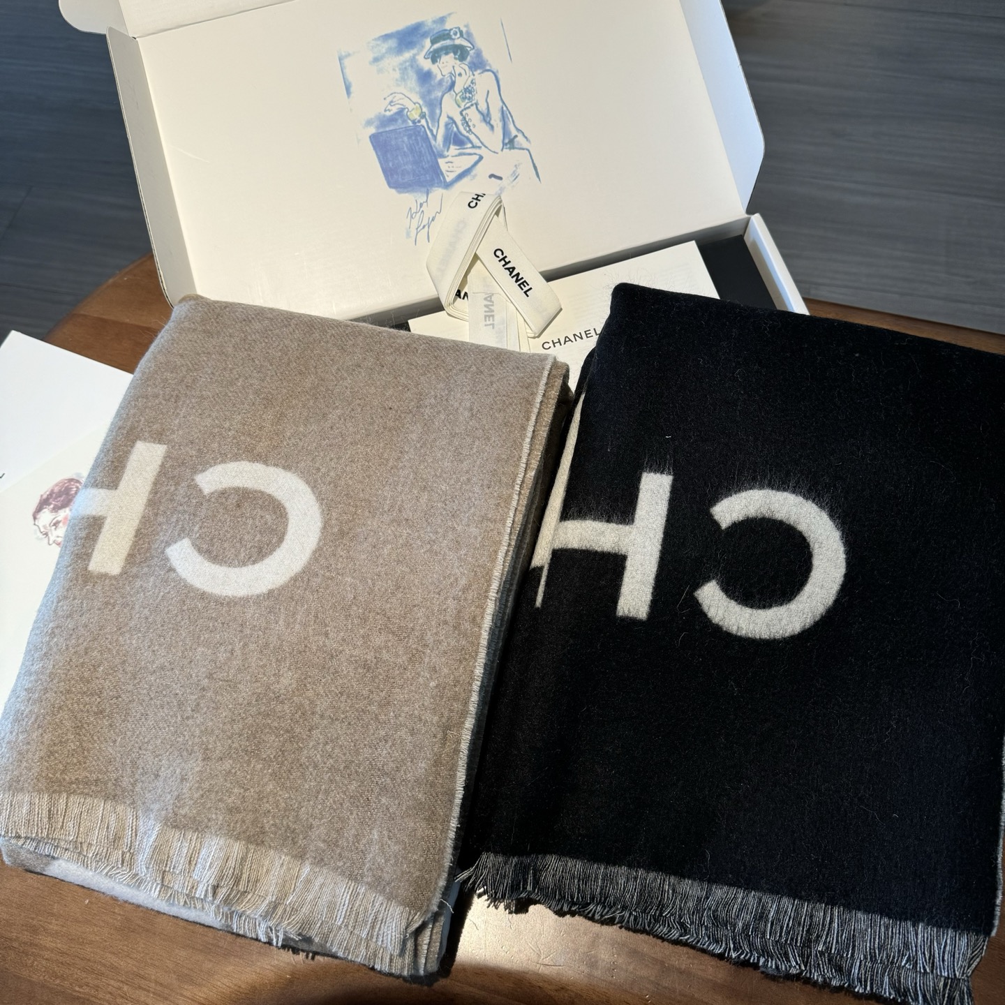 Chanel 美翻了[流泪]【大LOGO拼色长围巾]御用殿堂级极品小香!!新款专柜在售上身才会知道她的美