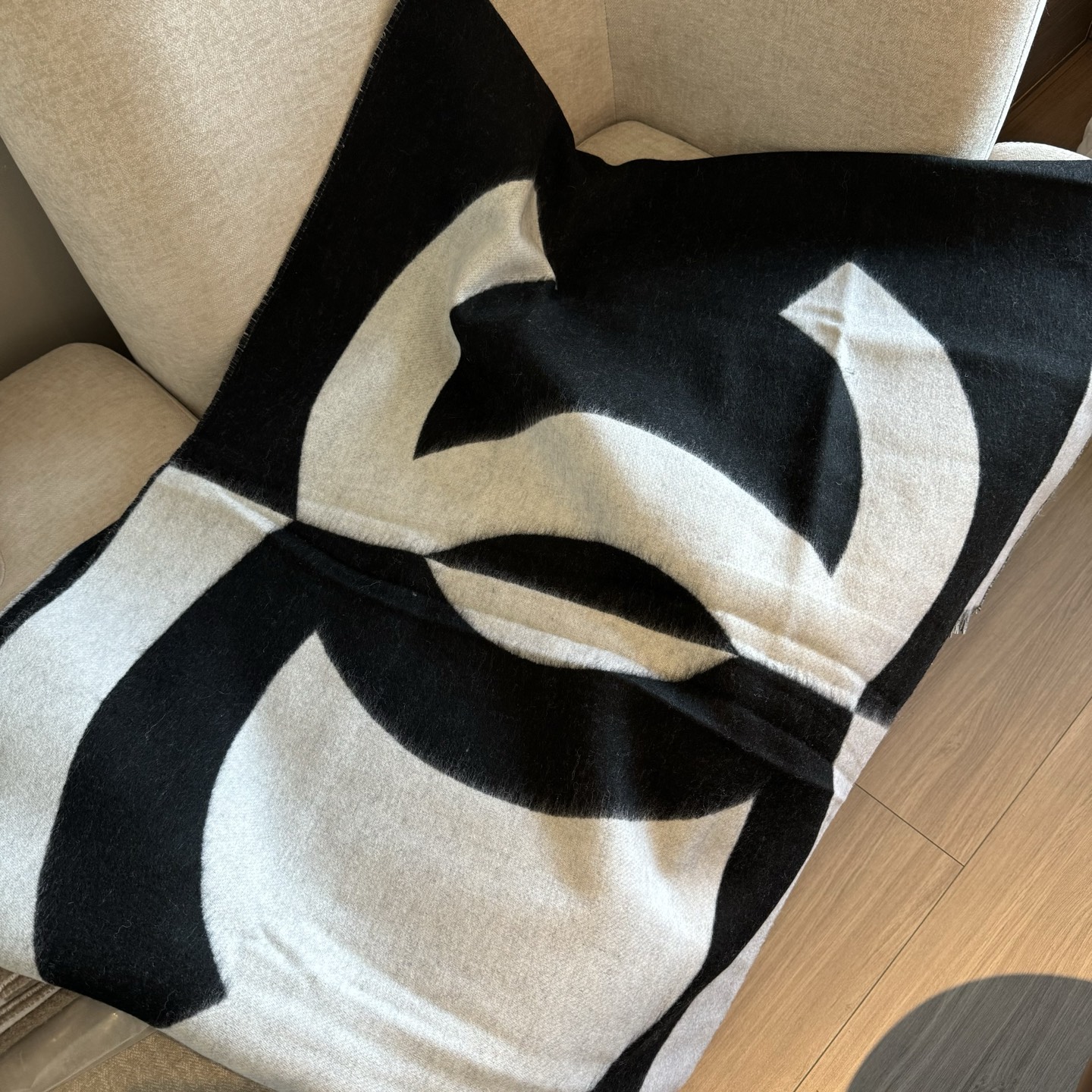 Chanel 美翻了[流泪]【大LOGO拼色长围巾]御用殿堂级极品小香!!新款专柜在售上身才会知道她的美