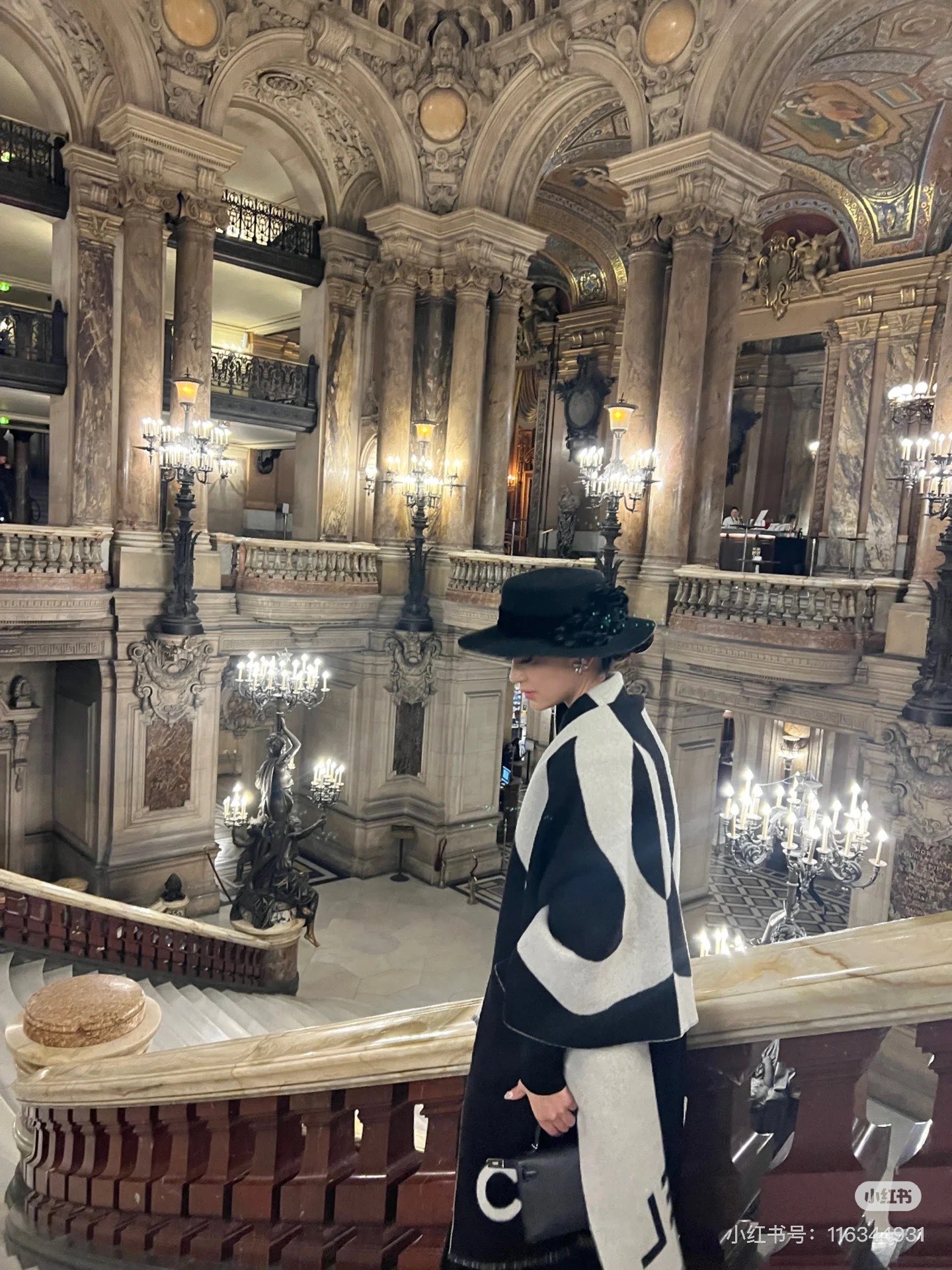 Chanel 美翻了[流泪]【大LOGO拼色长围巾]御用殿堂级极品小香!!新款专柜在售上身才会知道她的美