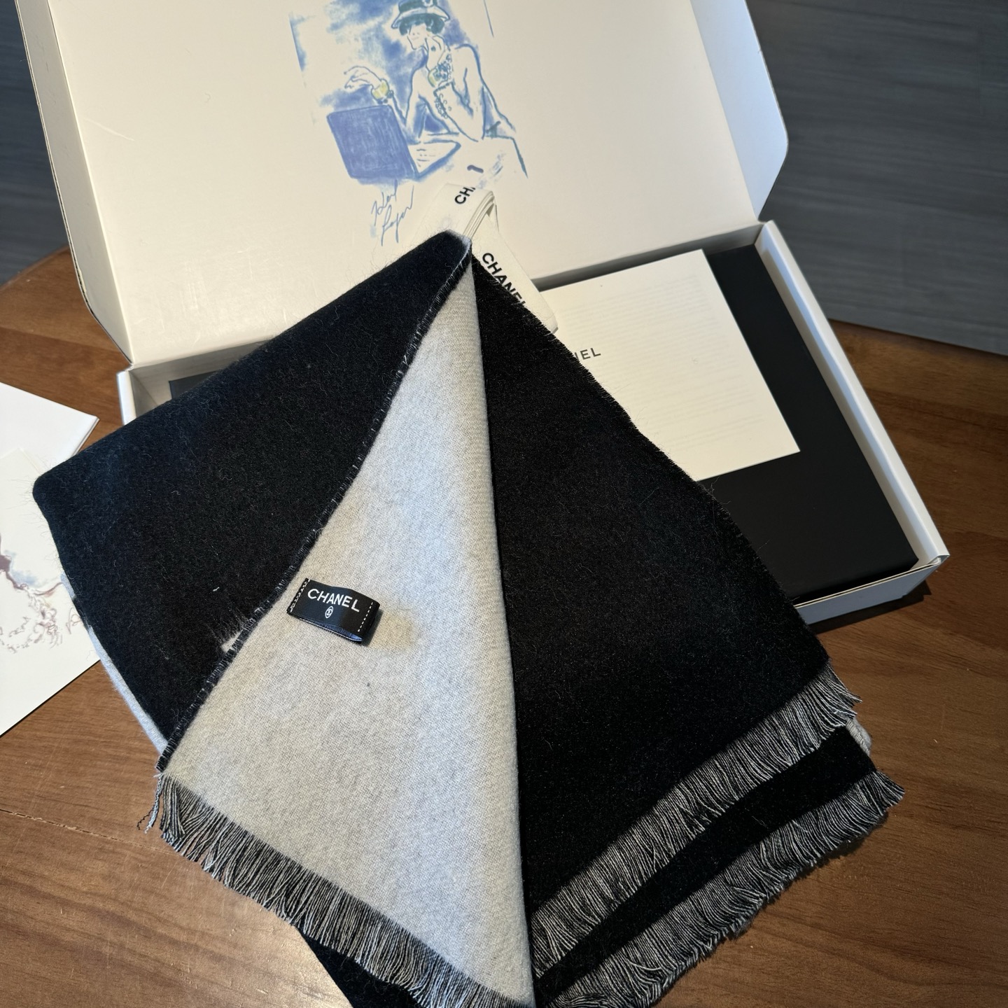 Chanel 美翻了[流泪]【大LOGO拼色长围巾]御用殿堂级极品小香!!新款专柜在售上身才会知道她的美