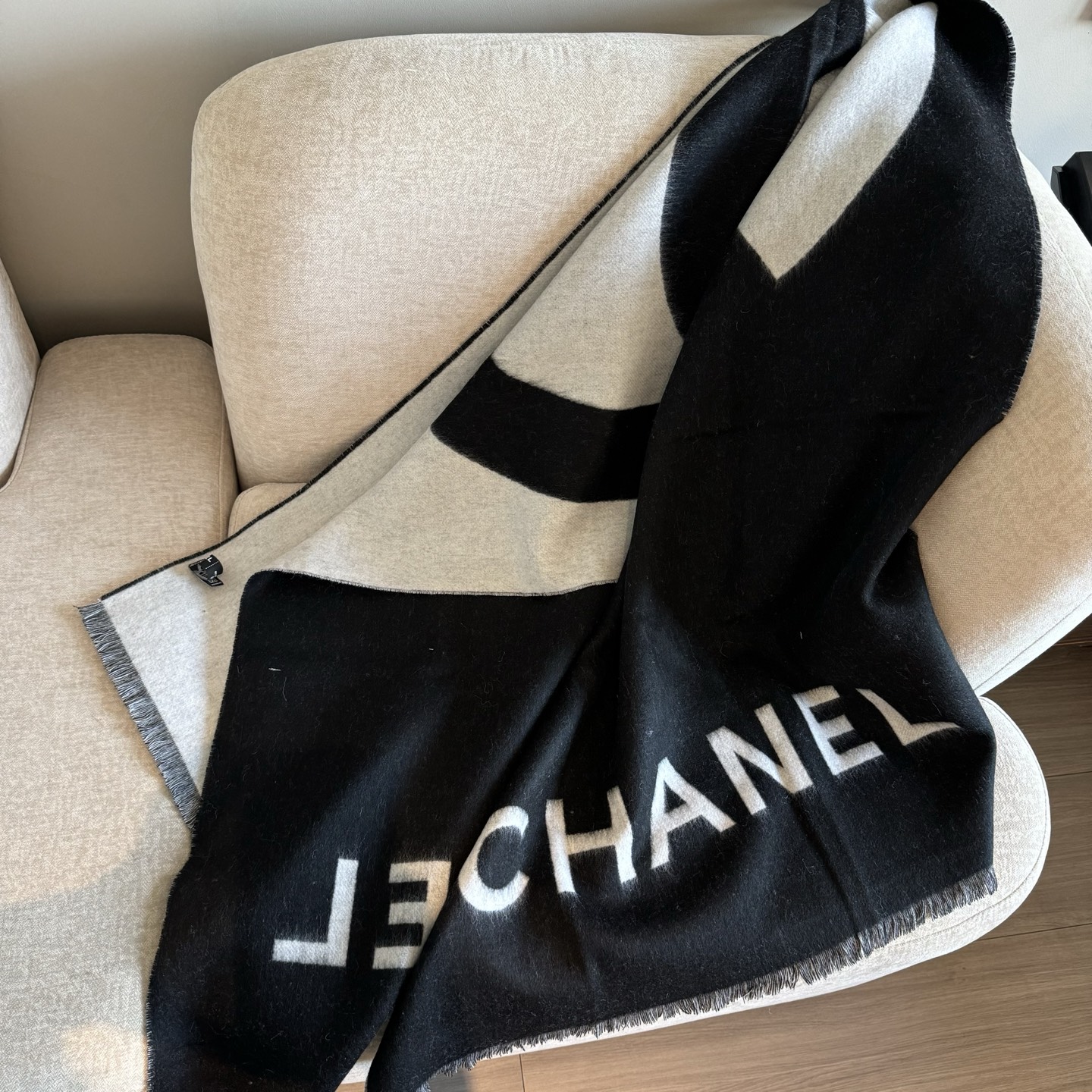 Chanel 美翻了[流泪]【大LOGO拼色长围巾]御用殿堂级极品小香!!新款专柜在售上身才会知道她的美