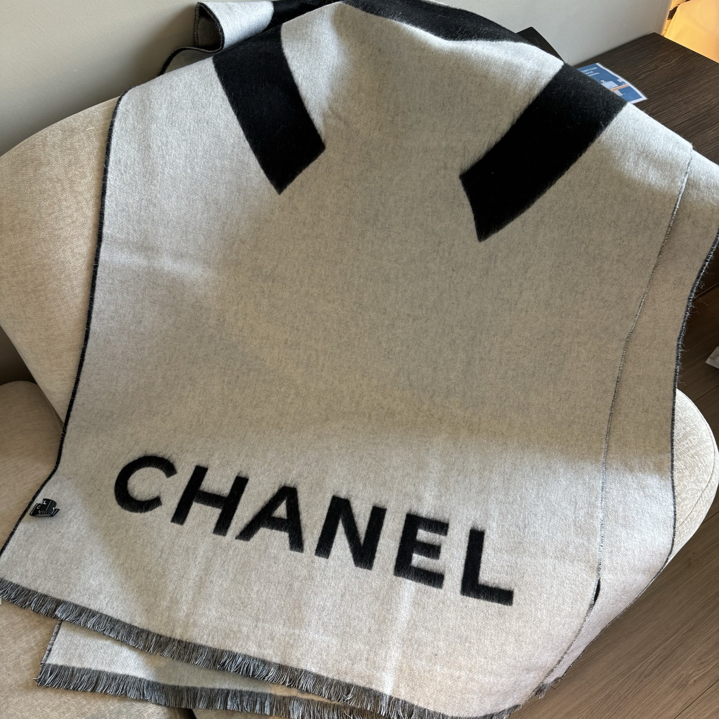 Chanel 美翻了[流泪]【大LOGO拼色长围巾]御用殿堂级极品小香!!新款专柜在售上身才会知道她的美