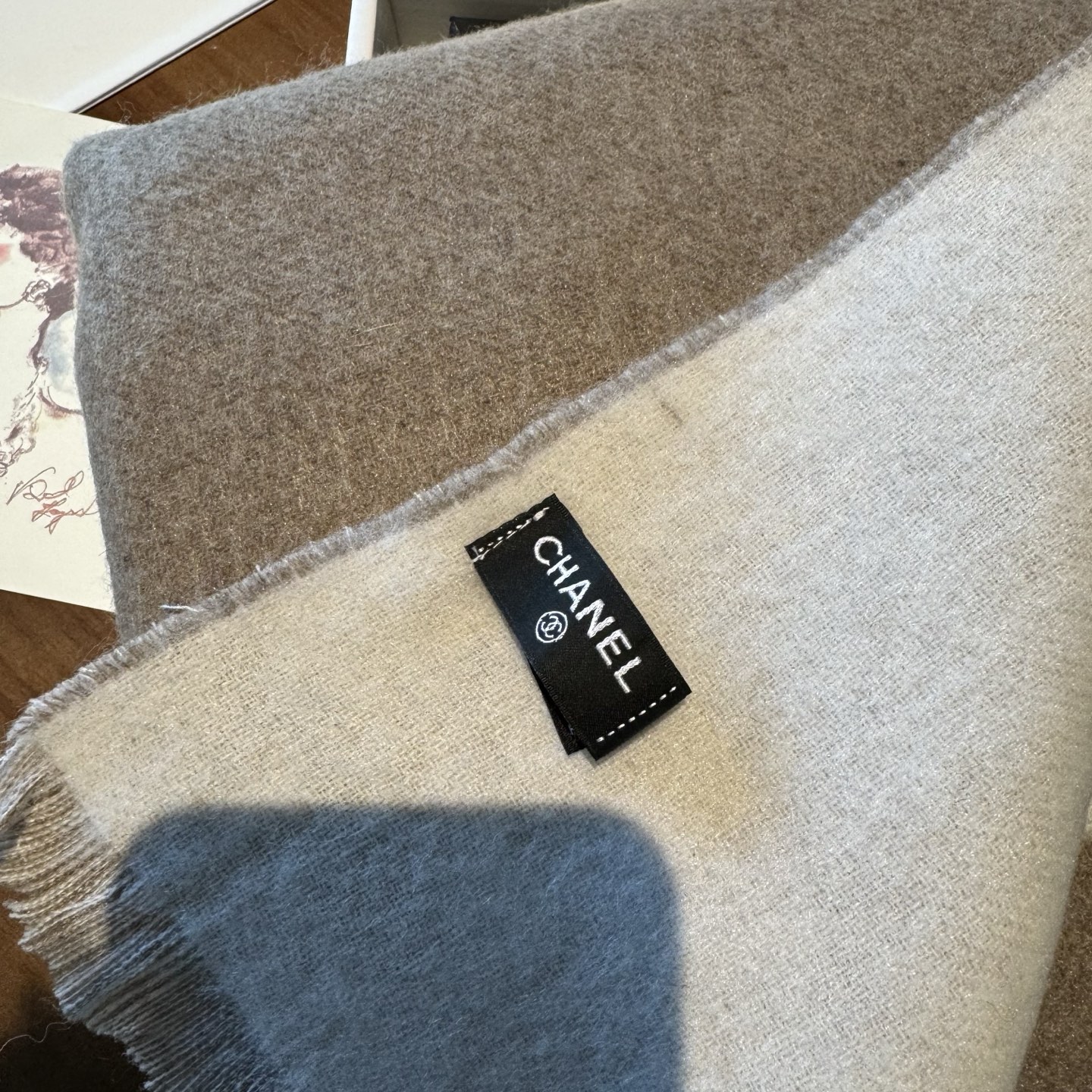 Chanel 美翻了[流泪]【大LOGO拼色长围巾]御用殿堂级极品小香!!新款专柜在售上身才会知道她的美