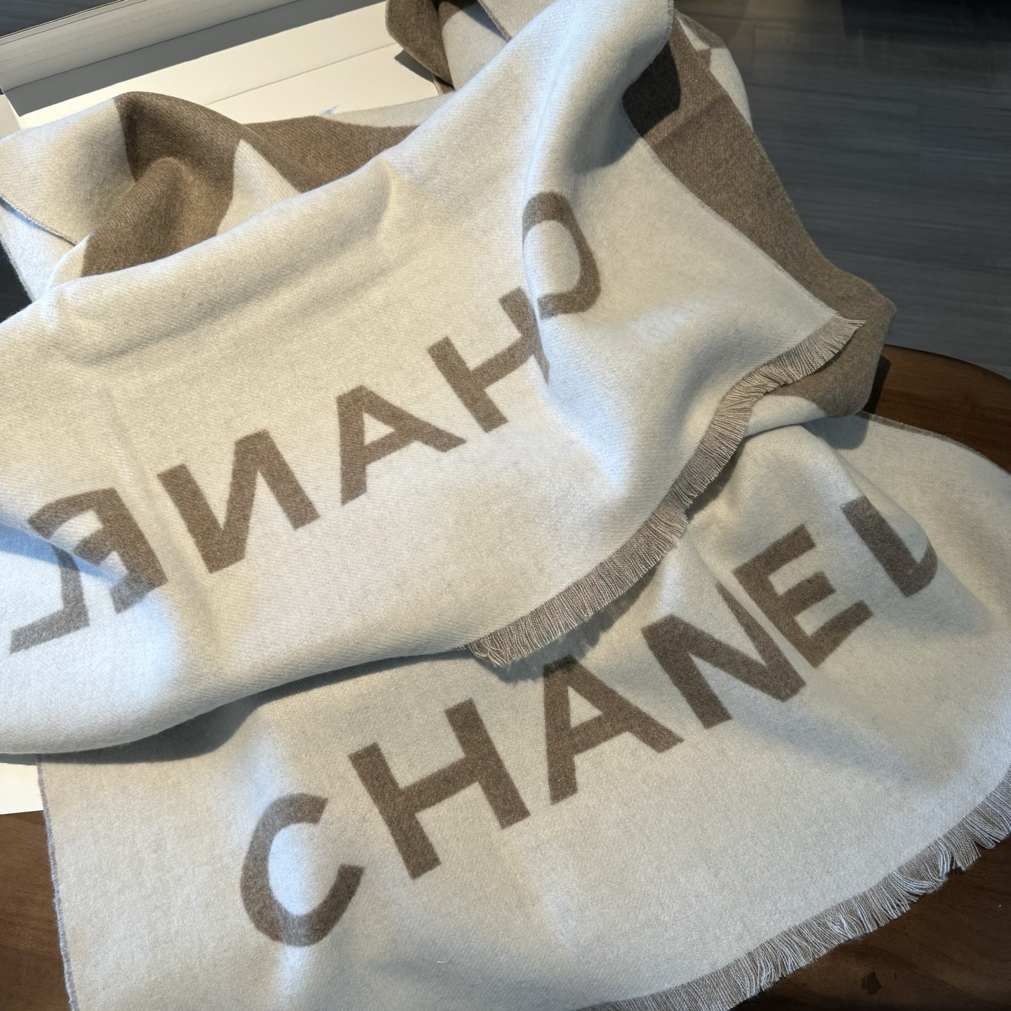 Chanel 美翻了[流泪]【大LOGO拼色长围巾]御用殿堂级极品小香!!新款专柜在售上身才会知道她的美