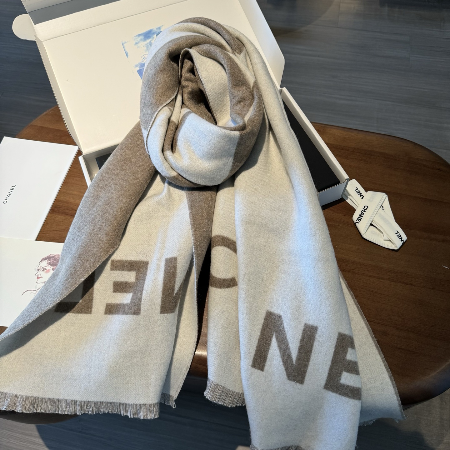 Chanel 美翻了[流泪]【大LOGO拼色长围巾]御用殿堂级极品小香!!新款专柜在售上身才会知道她的美