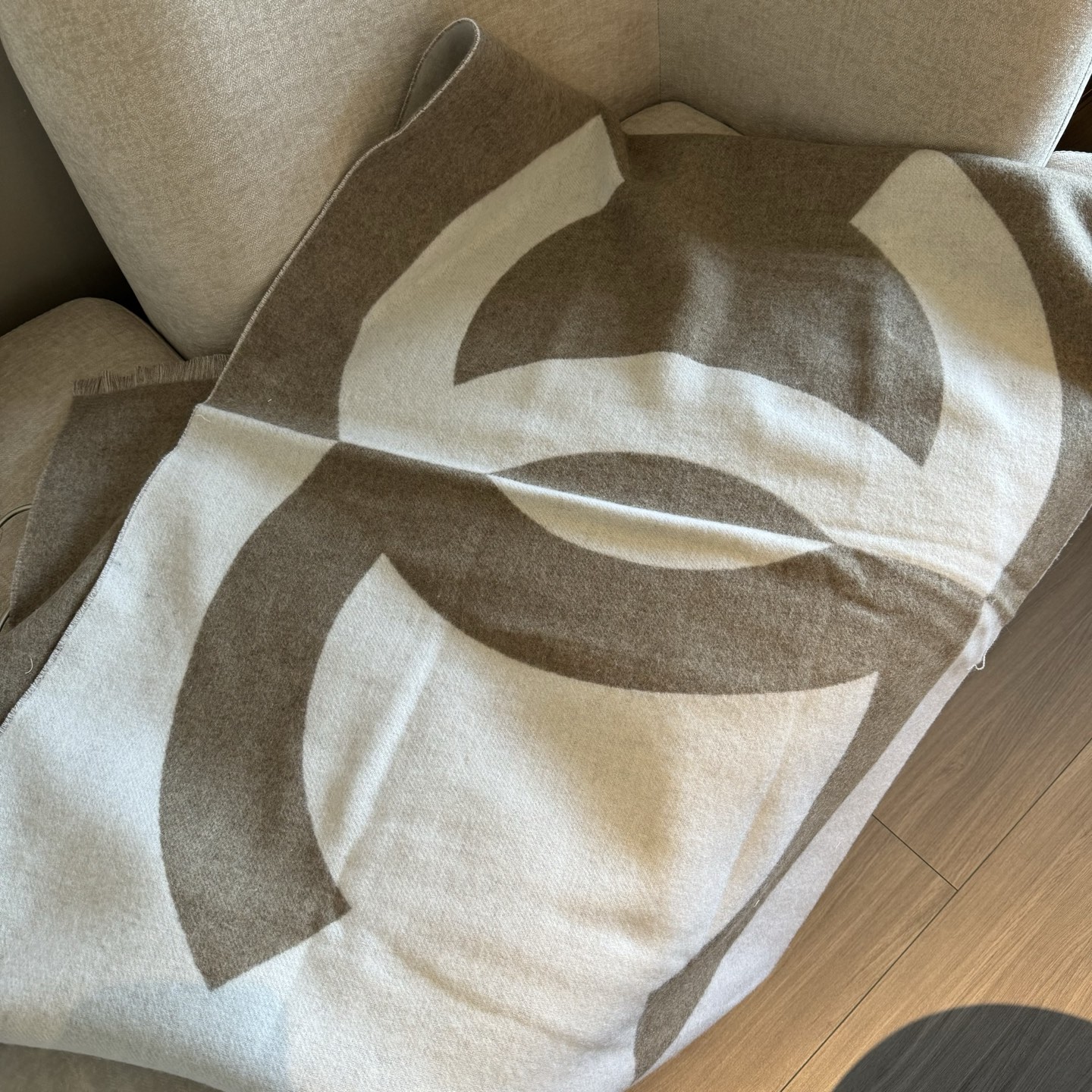 Chanel 美翻了[流泪]【大LOGO拼色长围巾]御用殿堂级极品小香!!新款专柜在售上身才会知道她的美