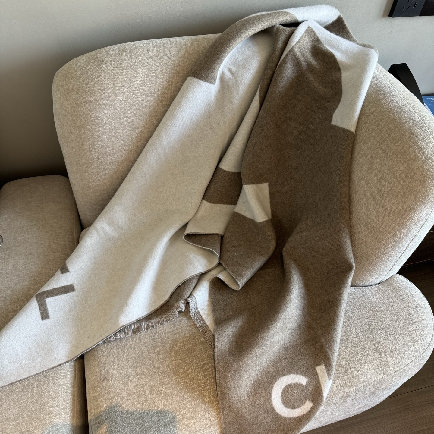 Chanel 美翻了[流泪]【大LOGO拼色长围巾]御用殿堂级极品小香!!新款专柜在售上身才会知道她的美