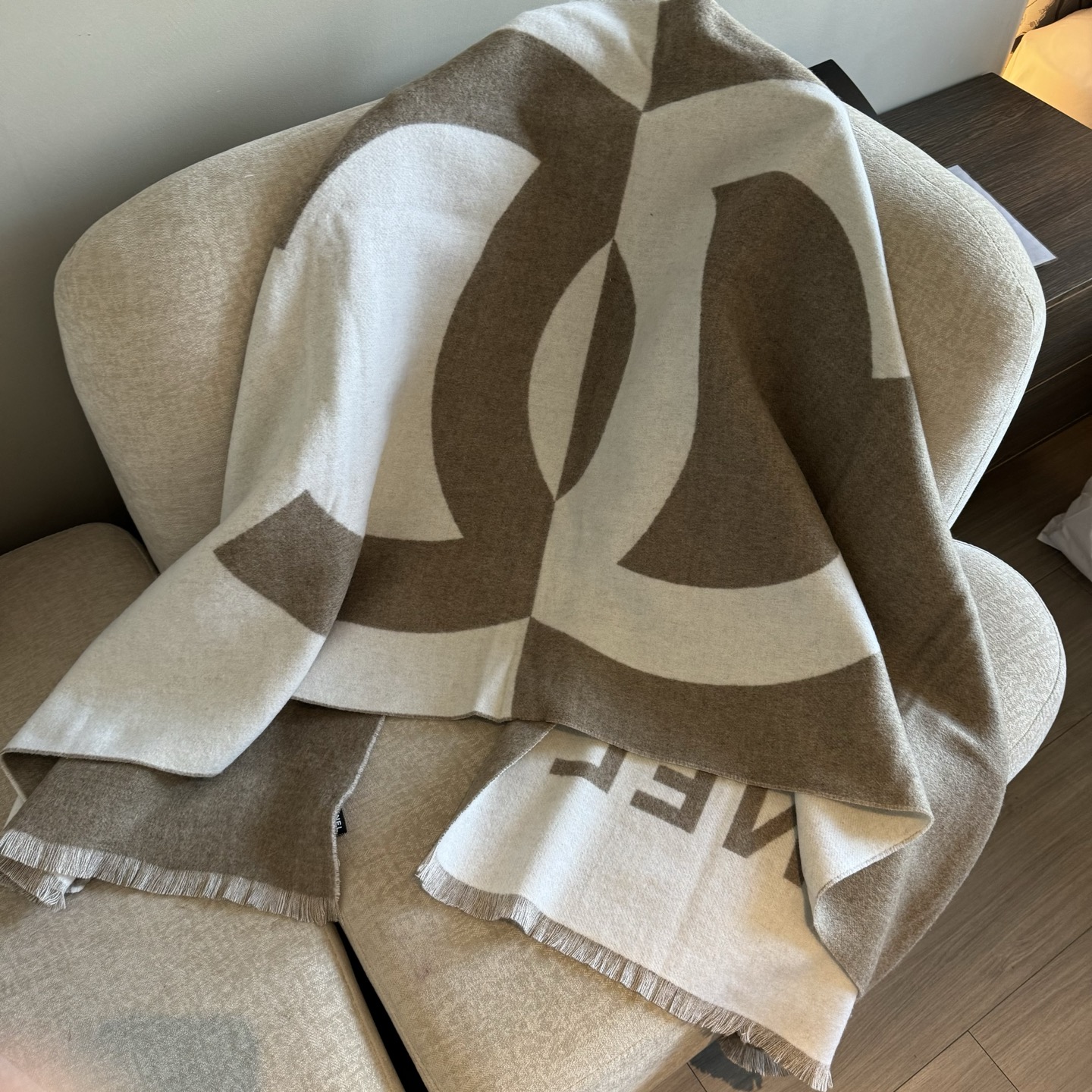 Chanel 美翻了[流泪]【大LOGO拼色长围巾]御用殿堂级极品小香!!新款专柜在售上身才会知道她的美