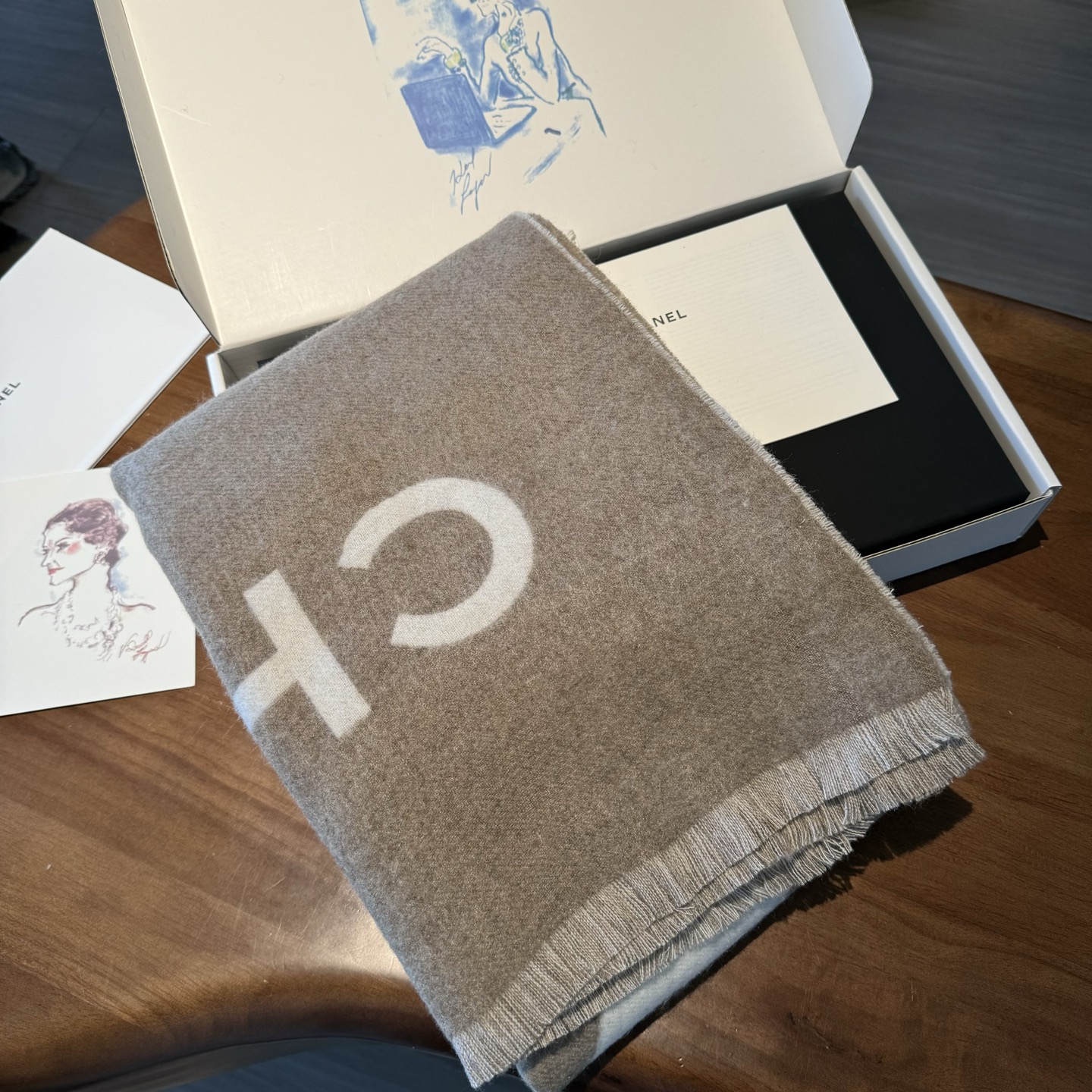 Chanel 美翻了[流泪]【大LOGO拼色长围巾]御用殿堂级极品小香!!新款专柜在售上身才会知道她的美