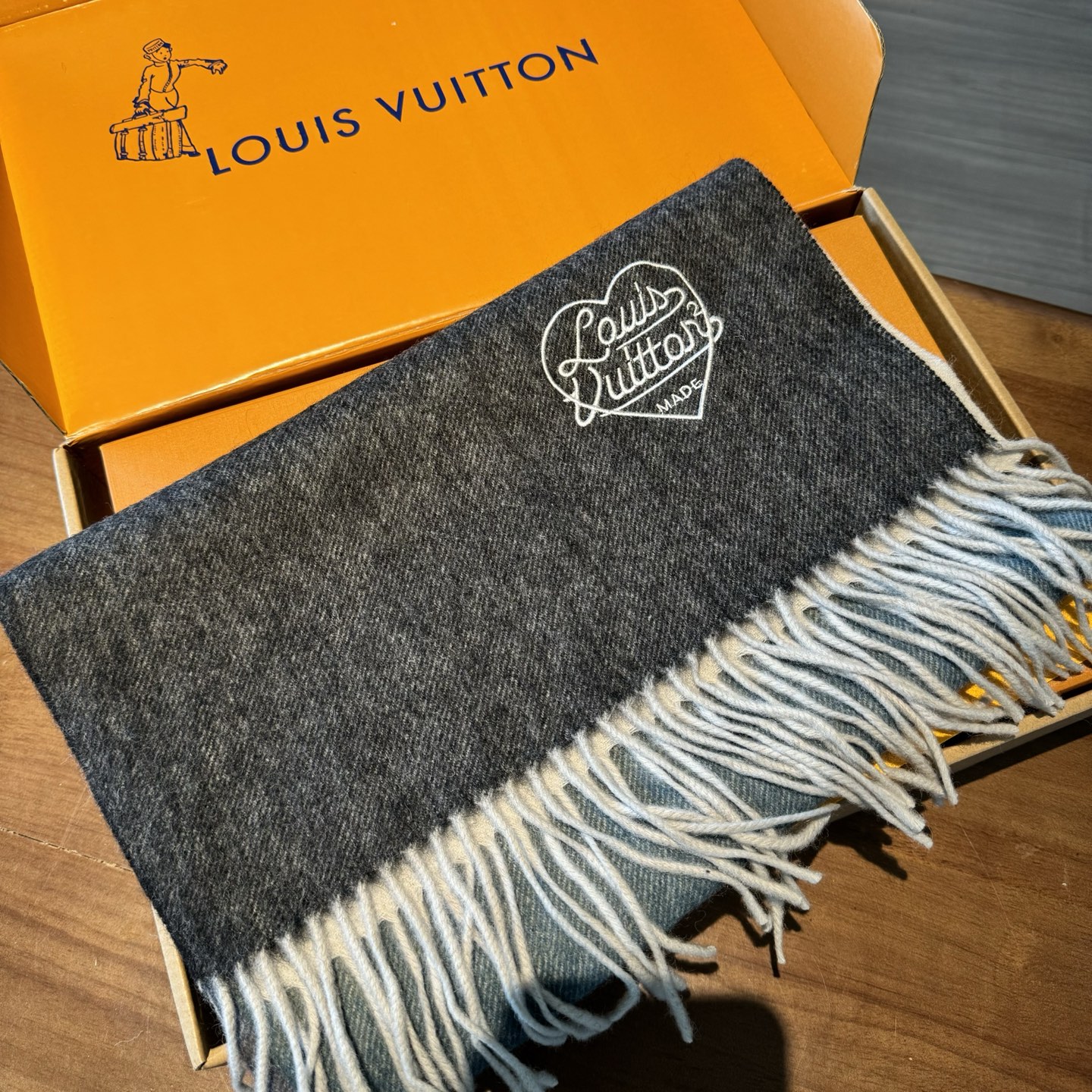 驴家专柜同步【双面渐变】渐变提花经典设计完美，若隐若现的lv标志，强烈推荐手慢无‼️【2021新色 质地