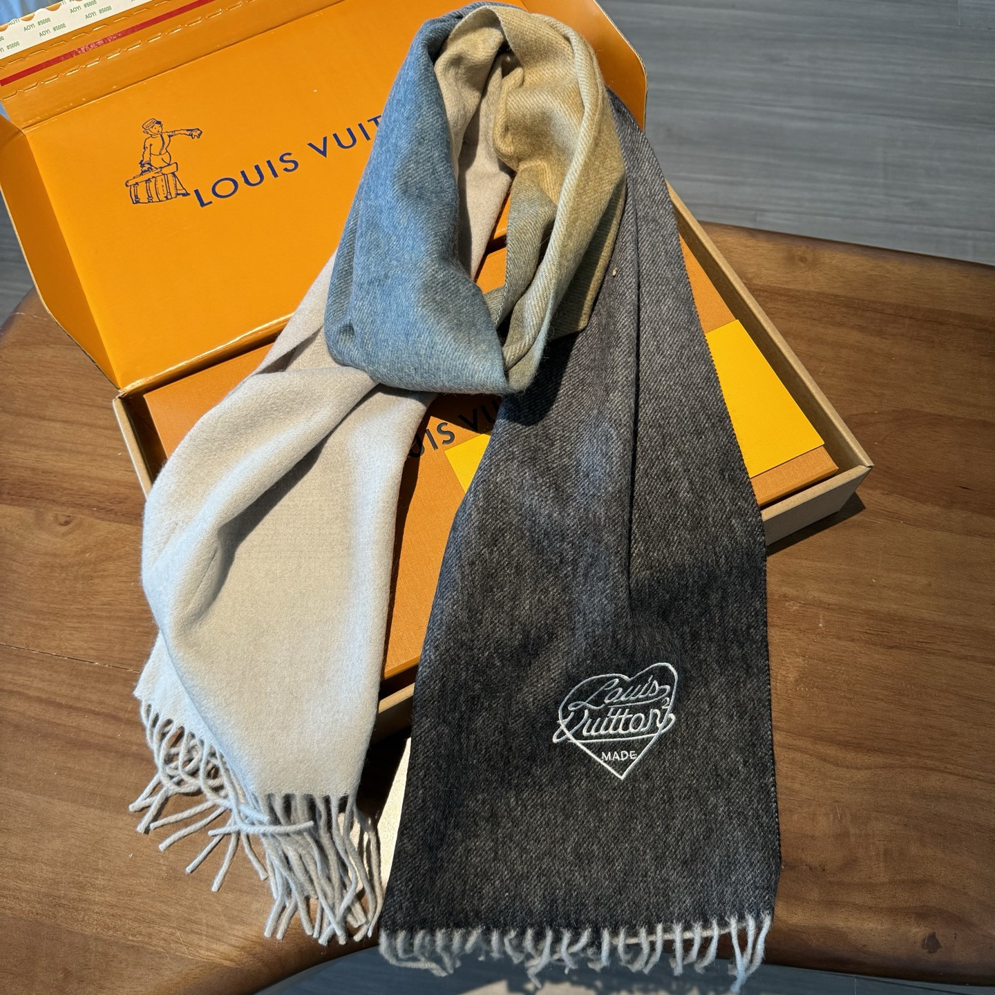 驴家专柜同步【双面渐变】渐变提花经典设计完美，若隐若现的lv标志，强烈推荐手慢无‼️【2021新色 质地