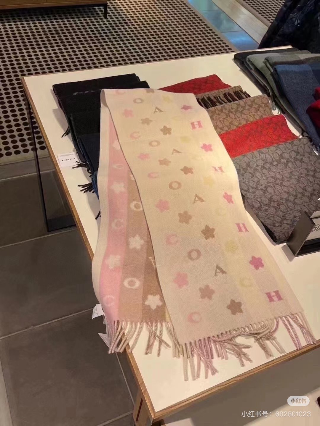 COACH。【小花-彩虹条】蔻驰围巾也太好看了吧！不仅有颜值还有品质，97%羊毛+3%羊绒，手感超级软糯