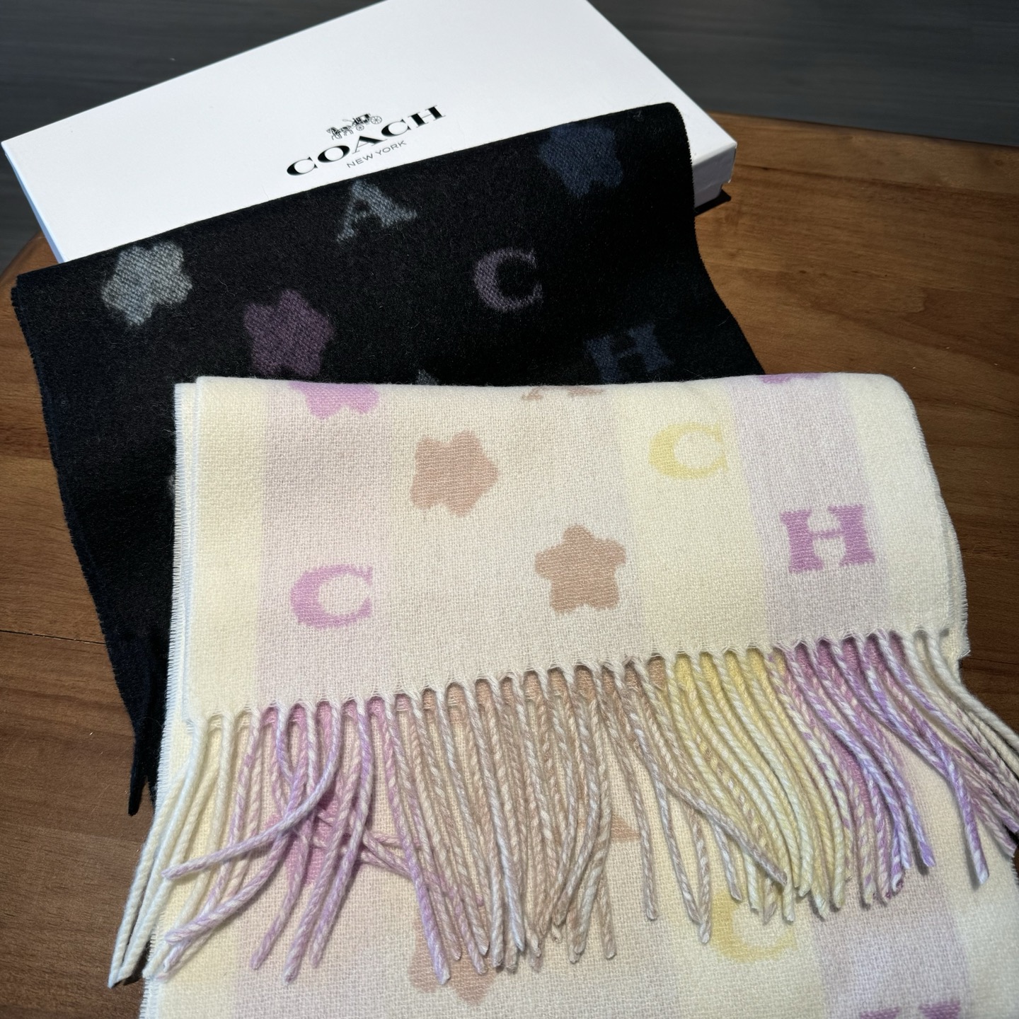 COACH。【小花-彩虹条】蔻驰围巾也太好看了吧！不仅有颜值还有品质，97%羊毛+3%羊绒，手感超级软糯