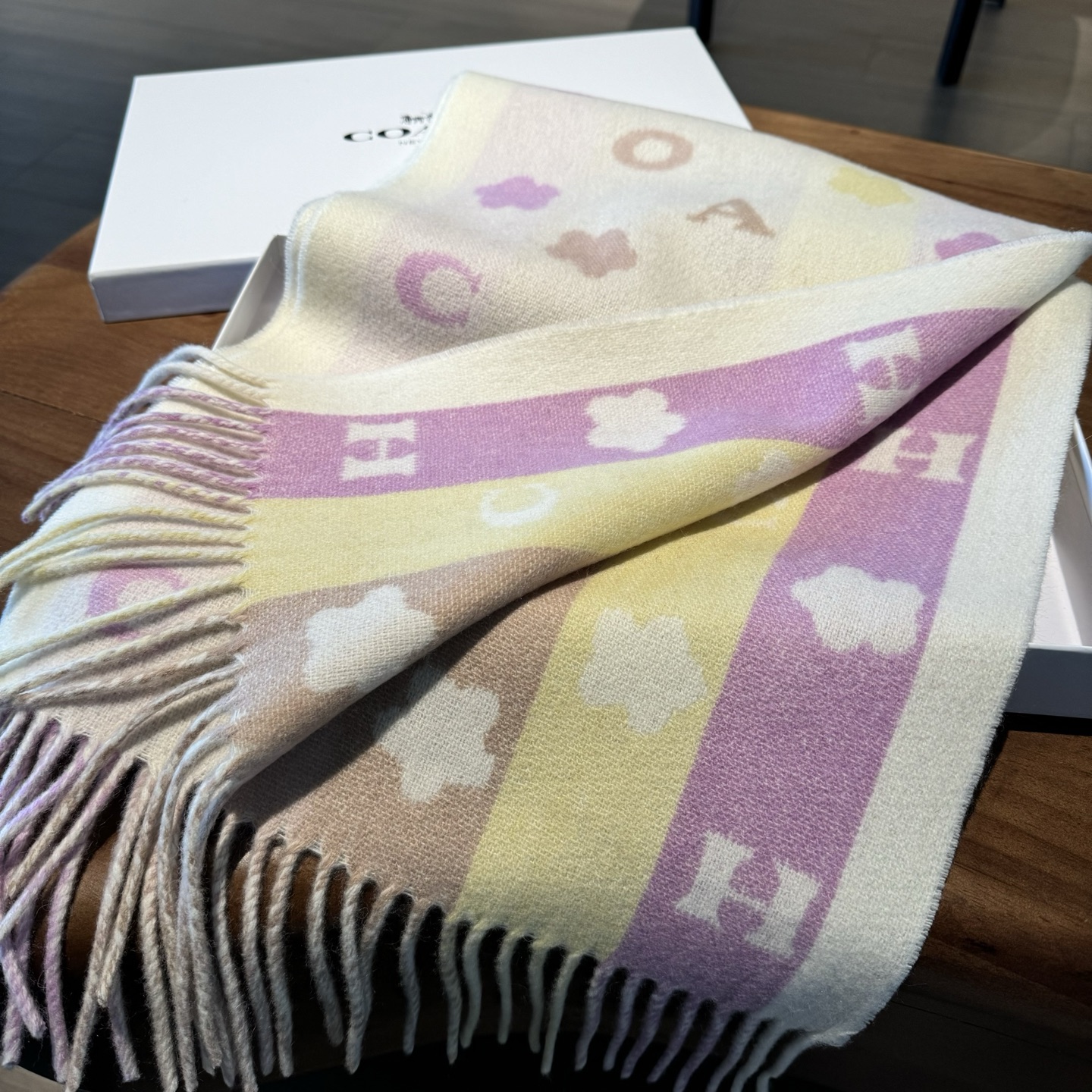 COACH。【小花-彩虹条】蔻驰围巾也太好看了吧！不仅有颜值还有品质，97%羊毛+3%羊绒，手感超级软糯