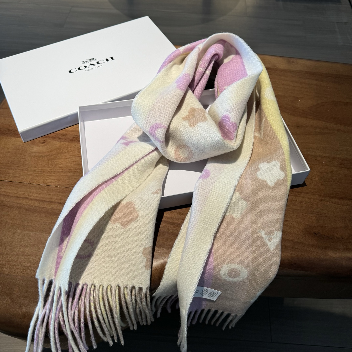COACH。【小花-彩虹条】蔻驰围巾也太好看了吧！不仅有颜值还有品质，97%羊毛+3%羊绒，手感超级软糯