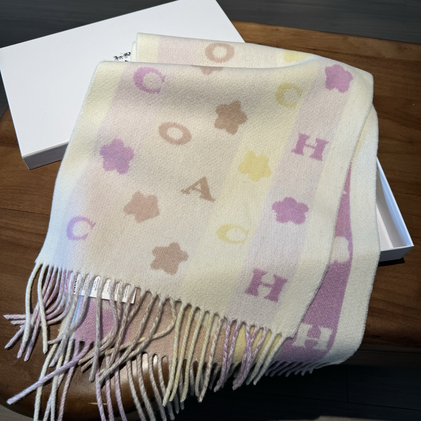 COACH。【小花-彩虹条】蔻驰围巾也太好看了吧！不仅有颜值还有品质，97%羊毛+3%羊绒，手感超级软糯