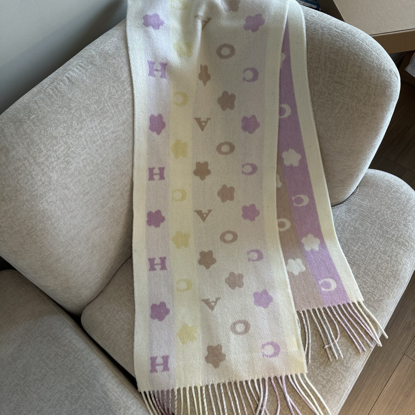 COACH。【小花-彩虹条】蔻驰围巾也太好看了吧！不仅有颜值还有品质，97%羊毛+3%羊绒，手感超级软糯