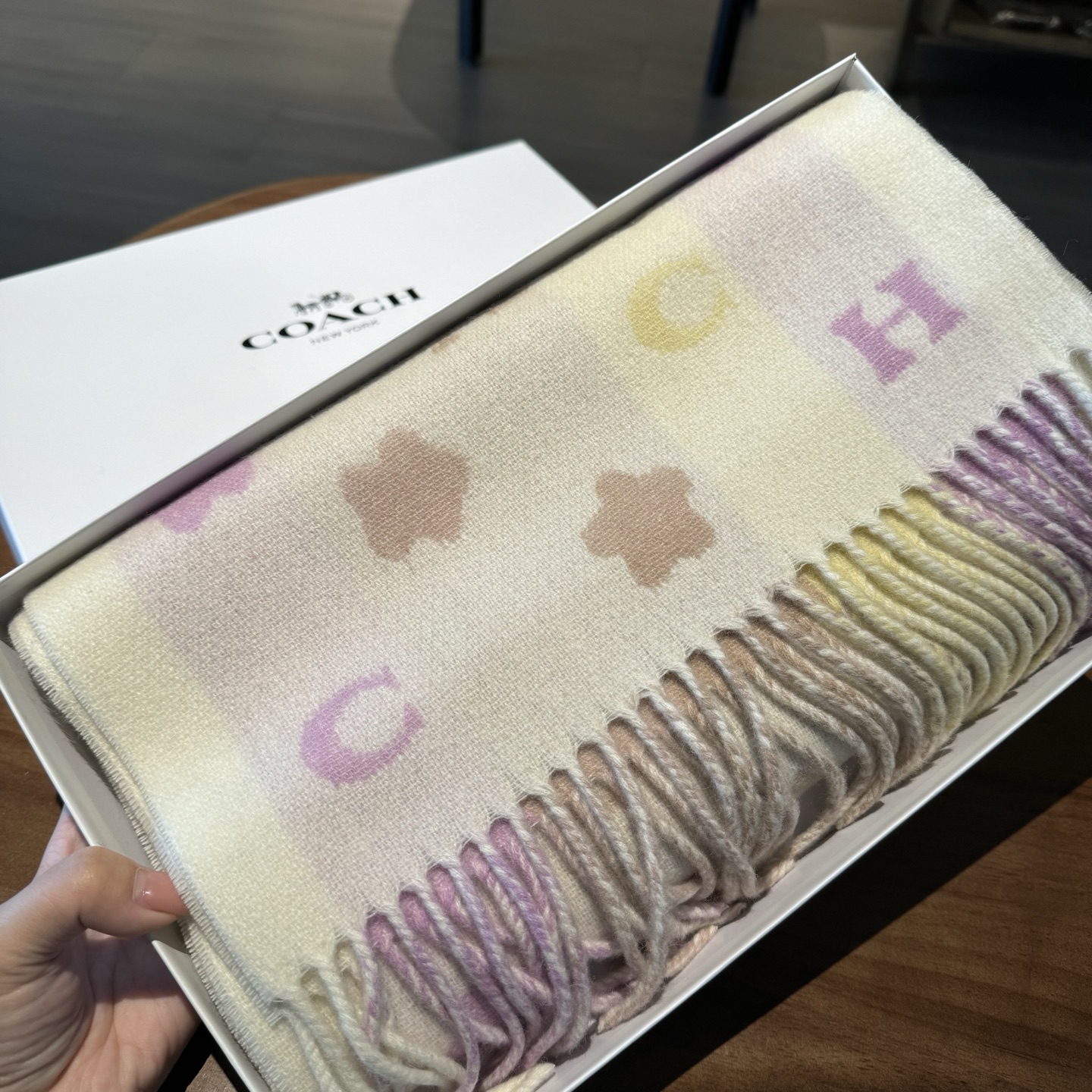 COACH。【小花-彩虹条】蔻驰围巾也太好看了吧！不仅有颜值还有品质，97%羊毛+3%羊绒，手感超级软糯