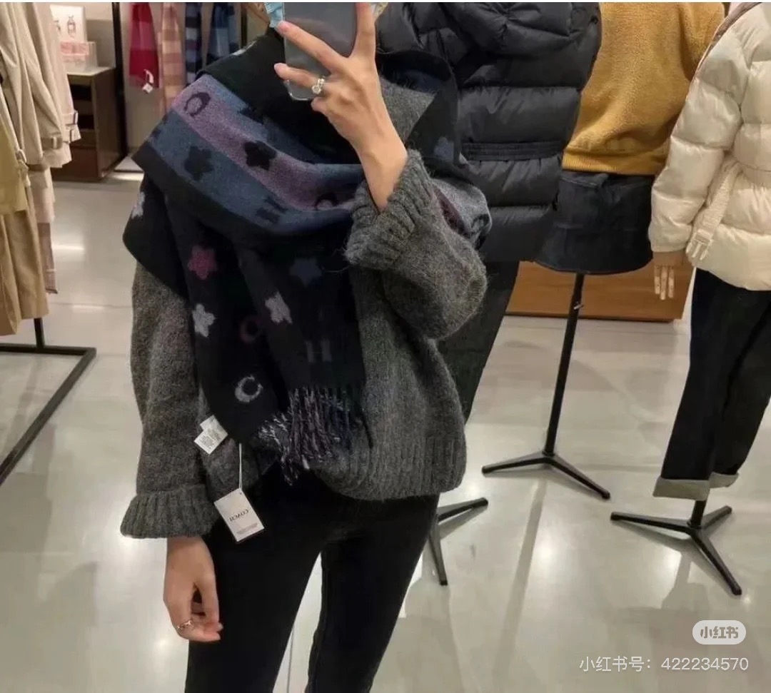 COACH。【小花-彩虹条】蔻驰围巾也太好看了吧！不仅有颜值还有品质，97%羊毛+3%羊绒，手感超级软糯