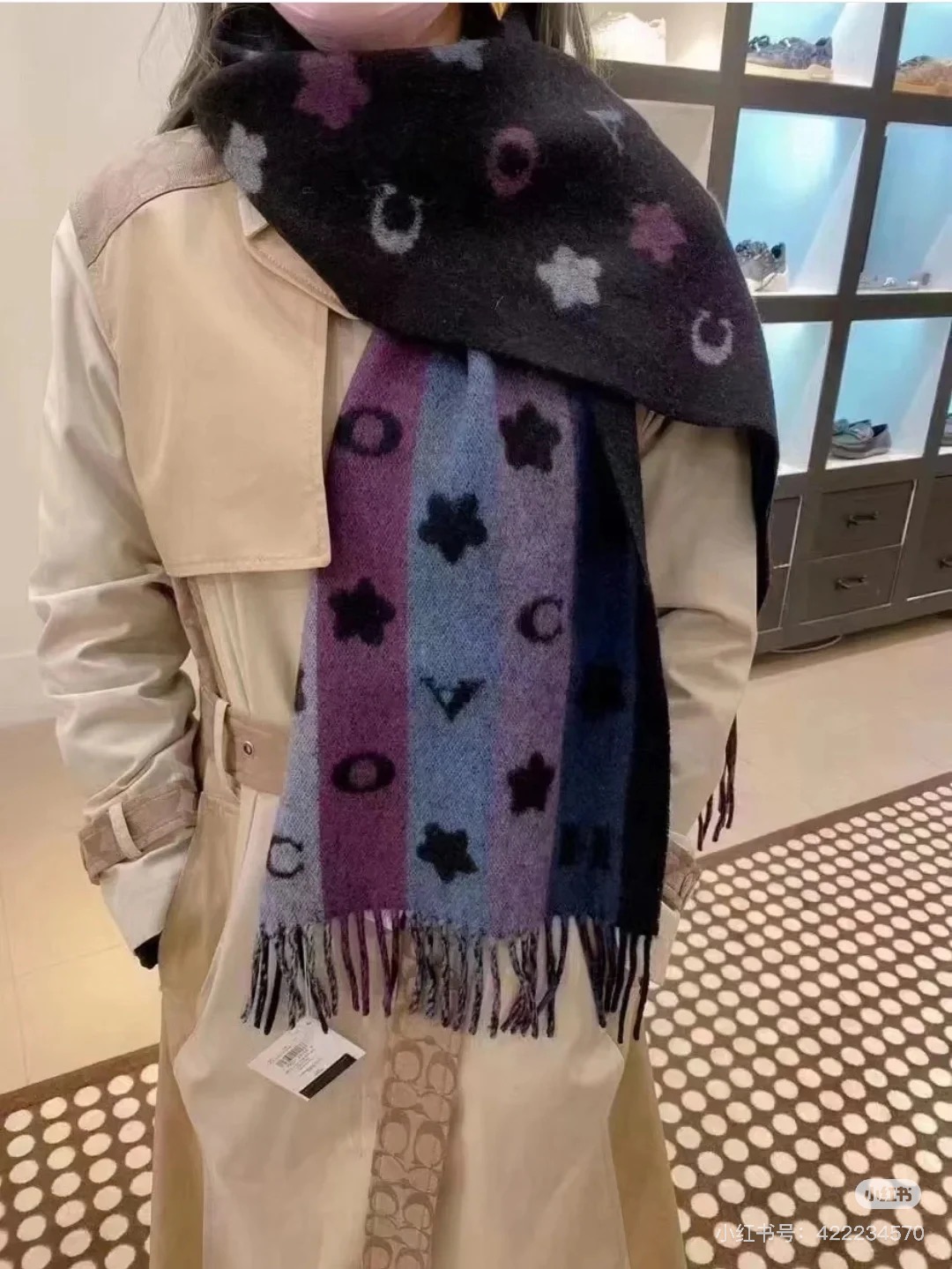 COACH。【小花-彩虹条】蔻驰围巾也太好看了吧！不仅有颜值还有品质，97%羊毛+3%羊绒，手感超级软糯