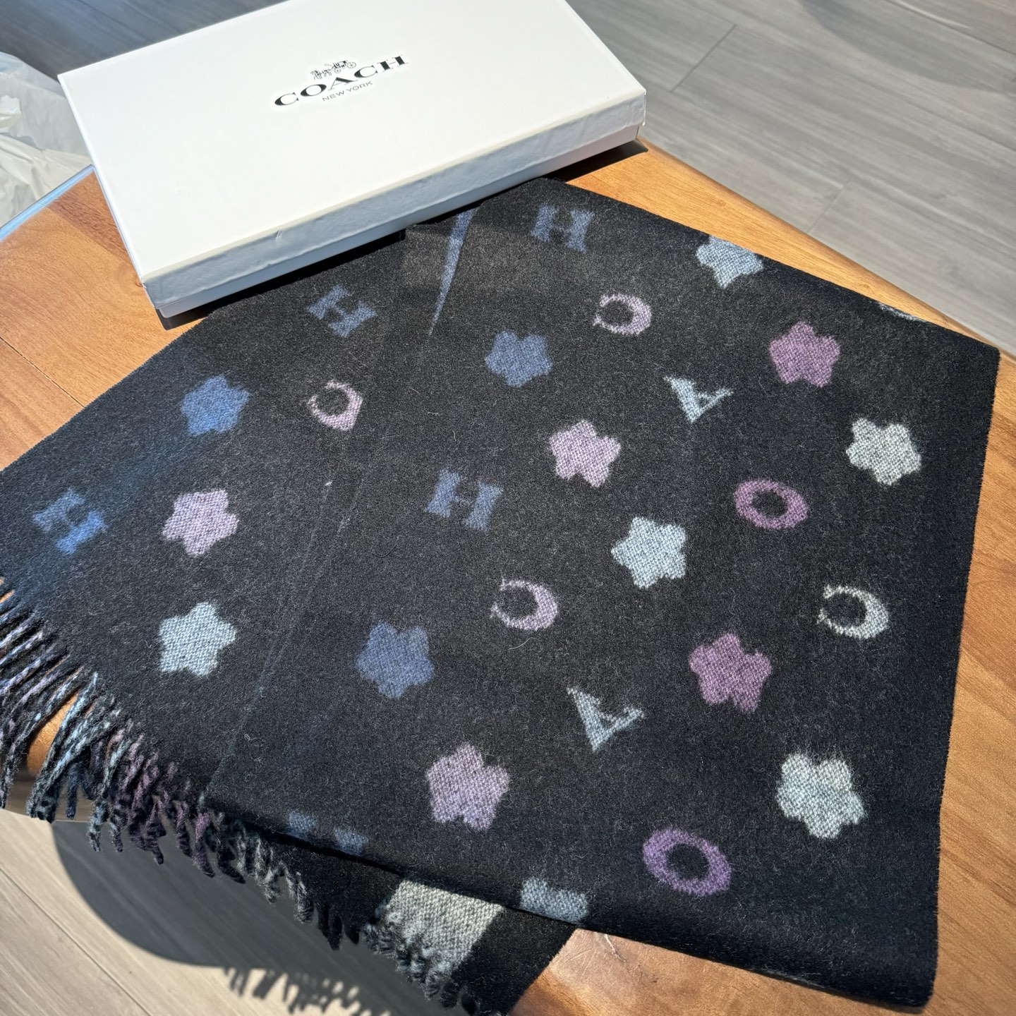 COACH。【小花-彩虹条】蔻驰围巾也太好看了吧！不仅有颜值还有品质，97%羊毛+3%羊绒，手感超级软糯
