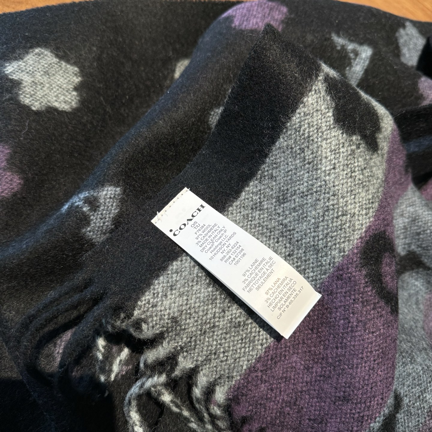 COACH。【小花-彩虹条】蔻驰围巾也太好看了吧！不仅有颜值还有品质，97%羊毛+3%羊绒，手感超级软糯
