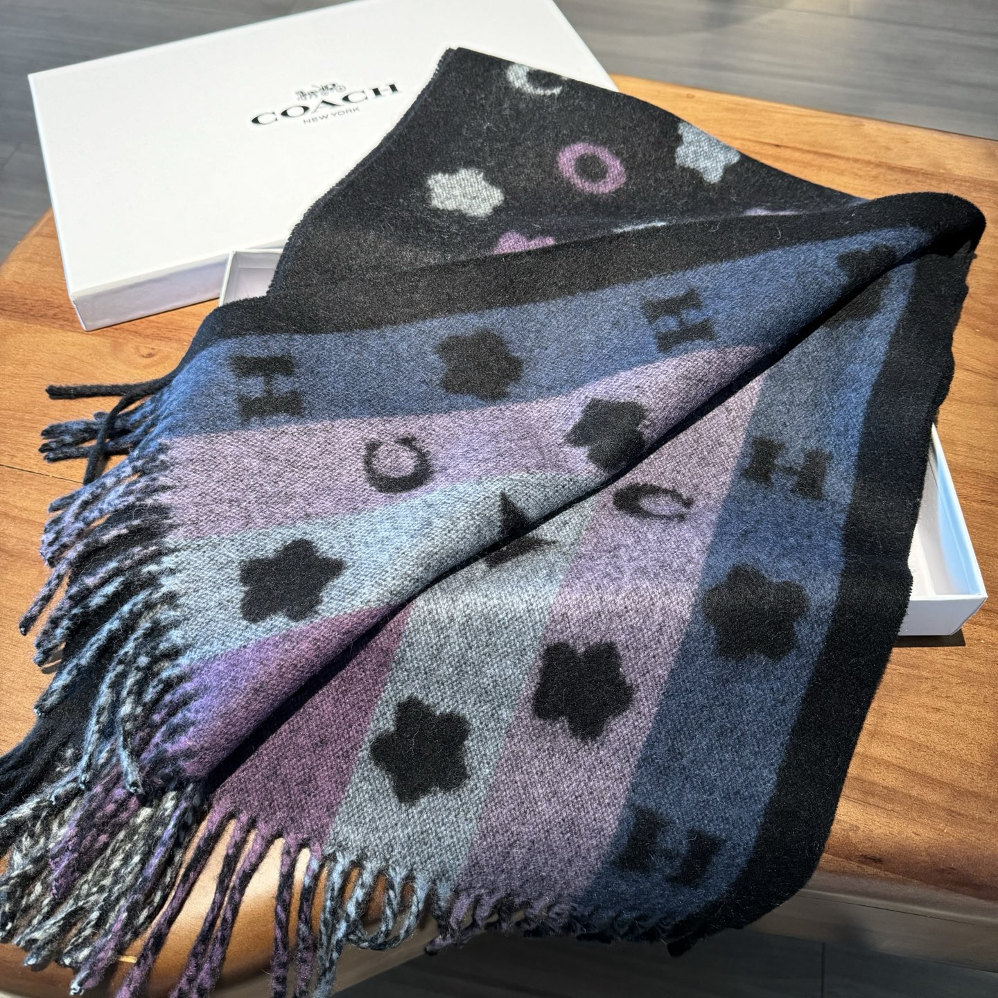 COACH。【小花-彩虹条】蔻驰围巾也太好看了吧！不仅有颜值还有品质，97%羊毛+3%羊绒，手感超级软糯