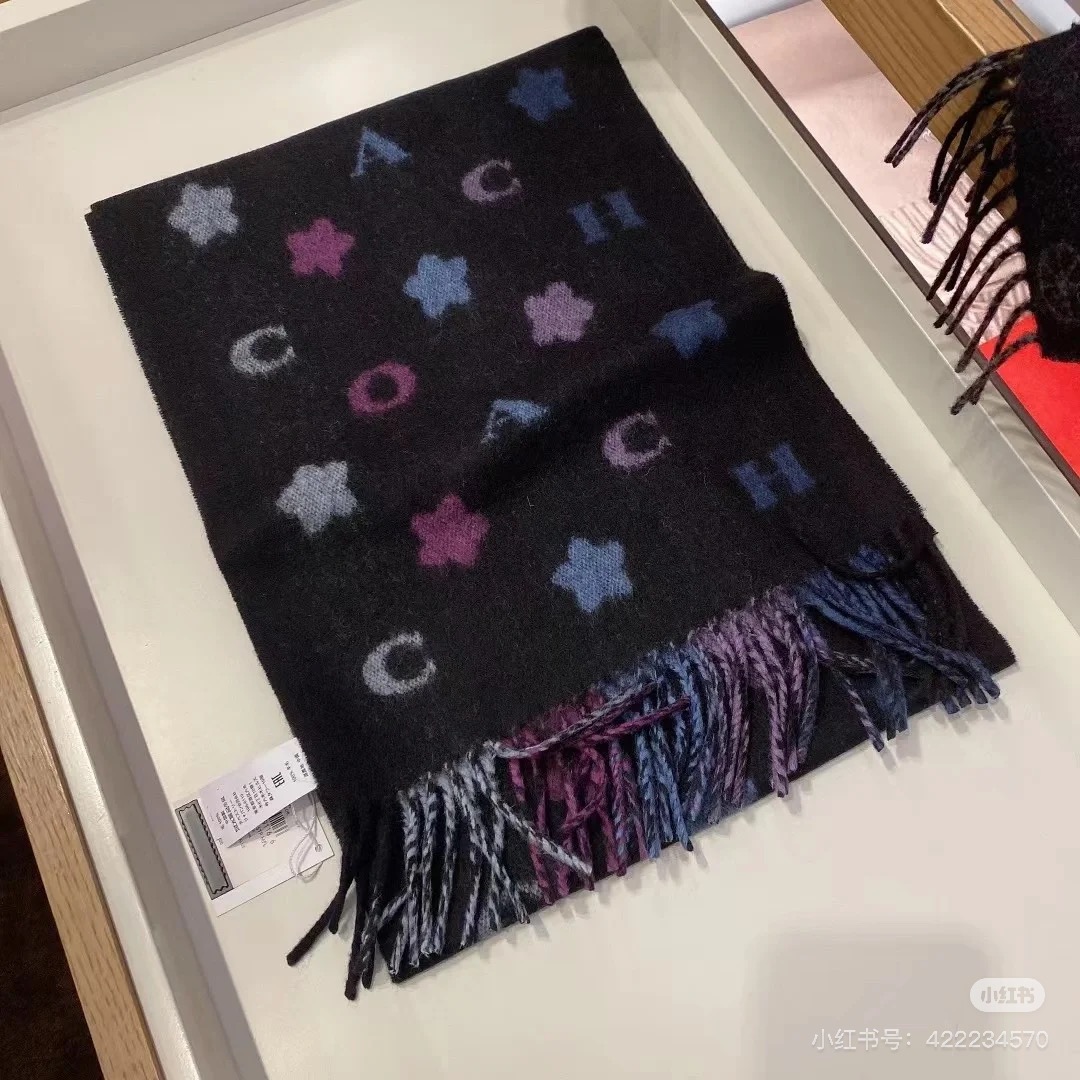 COACH。【小花-彩虹条】蔻驰围巾也太好看了吧！不仅有颜值还有品质，97%羊毛+3%羊绒，手感超级软糯