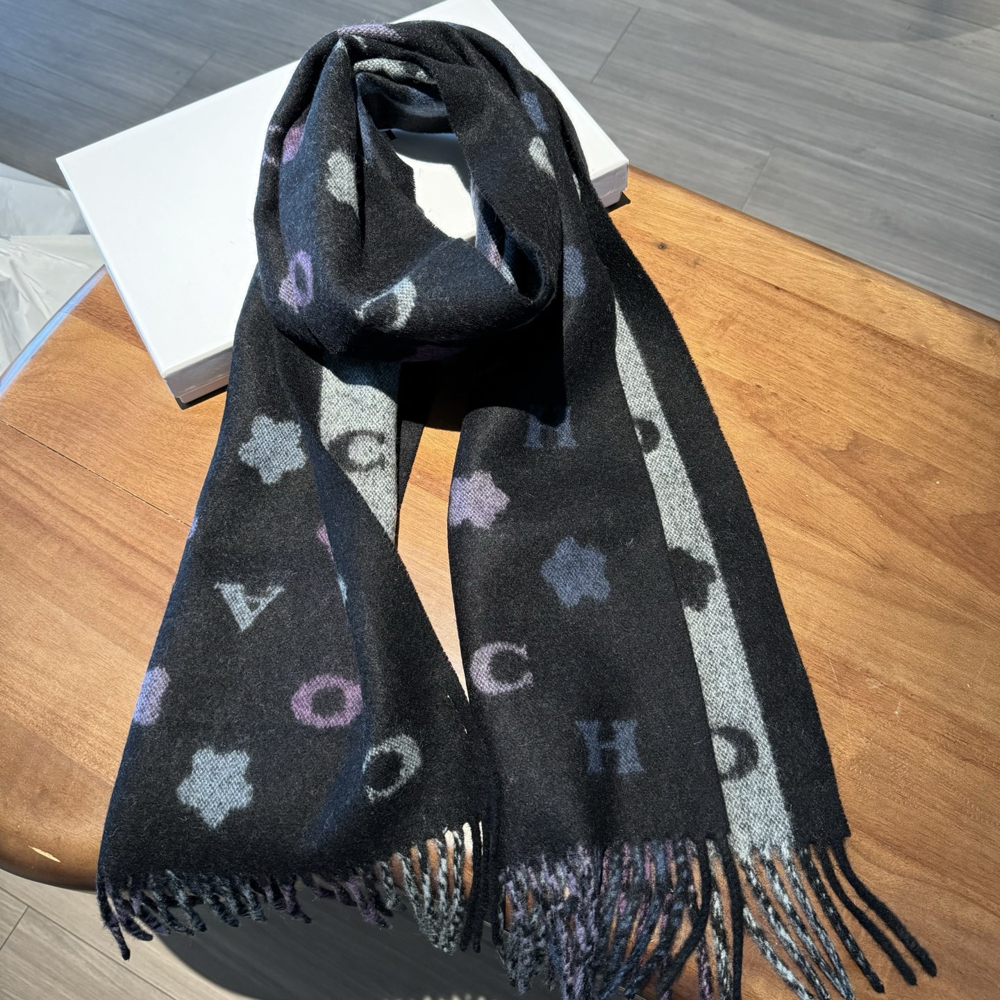 COACH。【小花-彩虹条】蔻驰围巾也太好看了吧！不仅有颜值还有品质，97%羊毛+3%羊绒，手感超级软糯