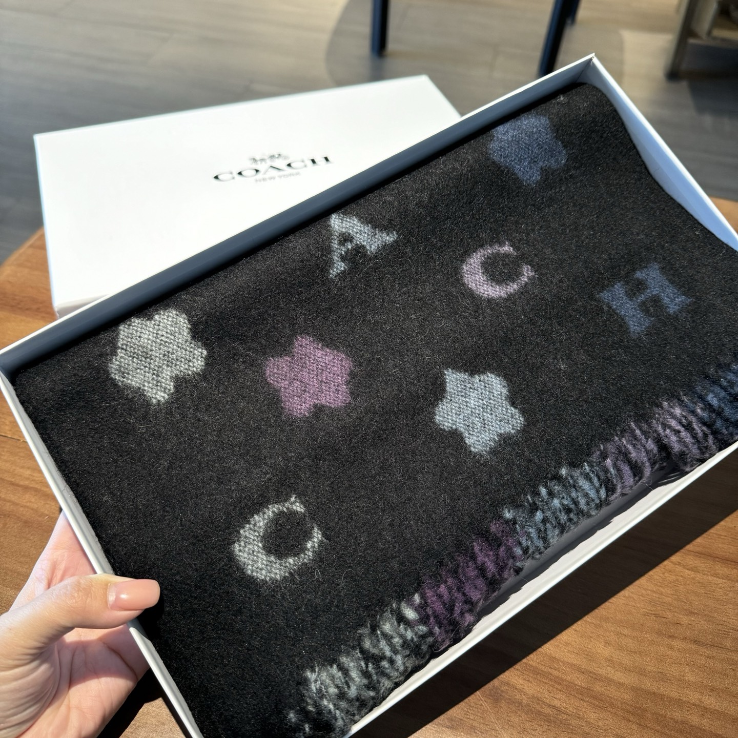 COACH。【小花-彩虹条】蔻驰围巾也太好看了吧！不仅有颜值还有品质，97%羊毛+3%羊绒，手感超级软糯