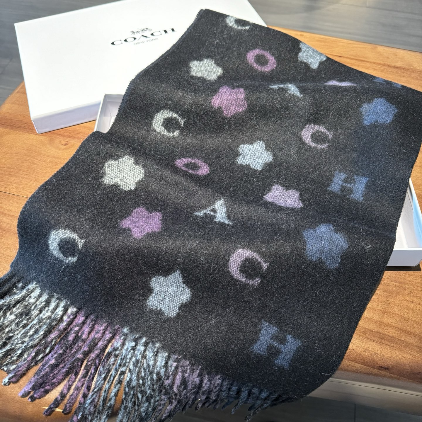 COACH。【小花-彩虹条】蔻驰围巾也太好看了吧！不仅有颜值还有品质，97%羊毛+3%羊绒，手感超级软糯